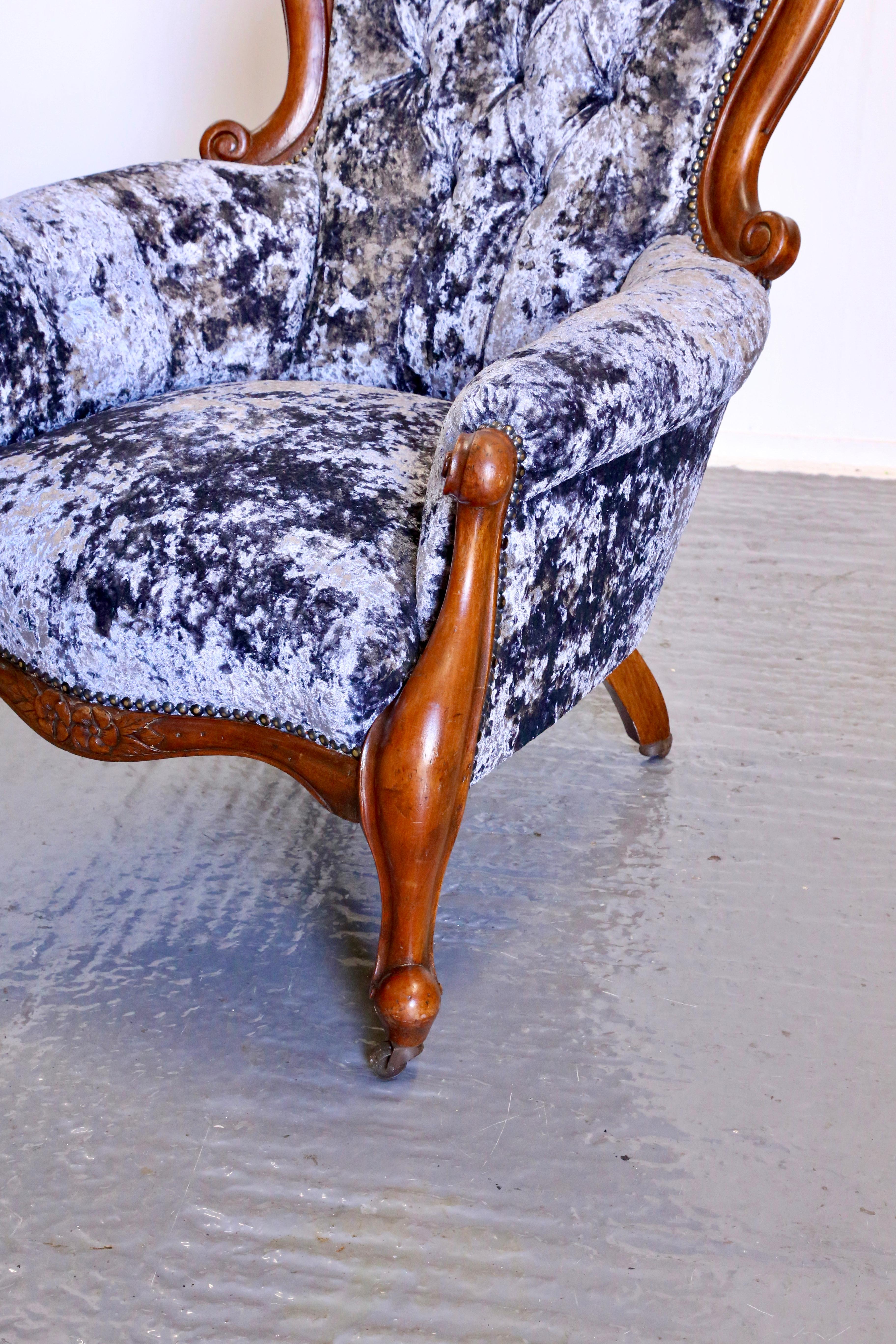 Feiner viktorianischer Mahagoni-Sessel mit Knöpfen aus gecrushtem Samt und Scroll-Rahmen (Viktorianisch) im Angebot