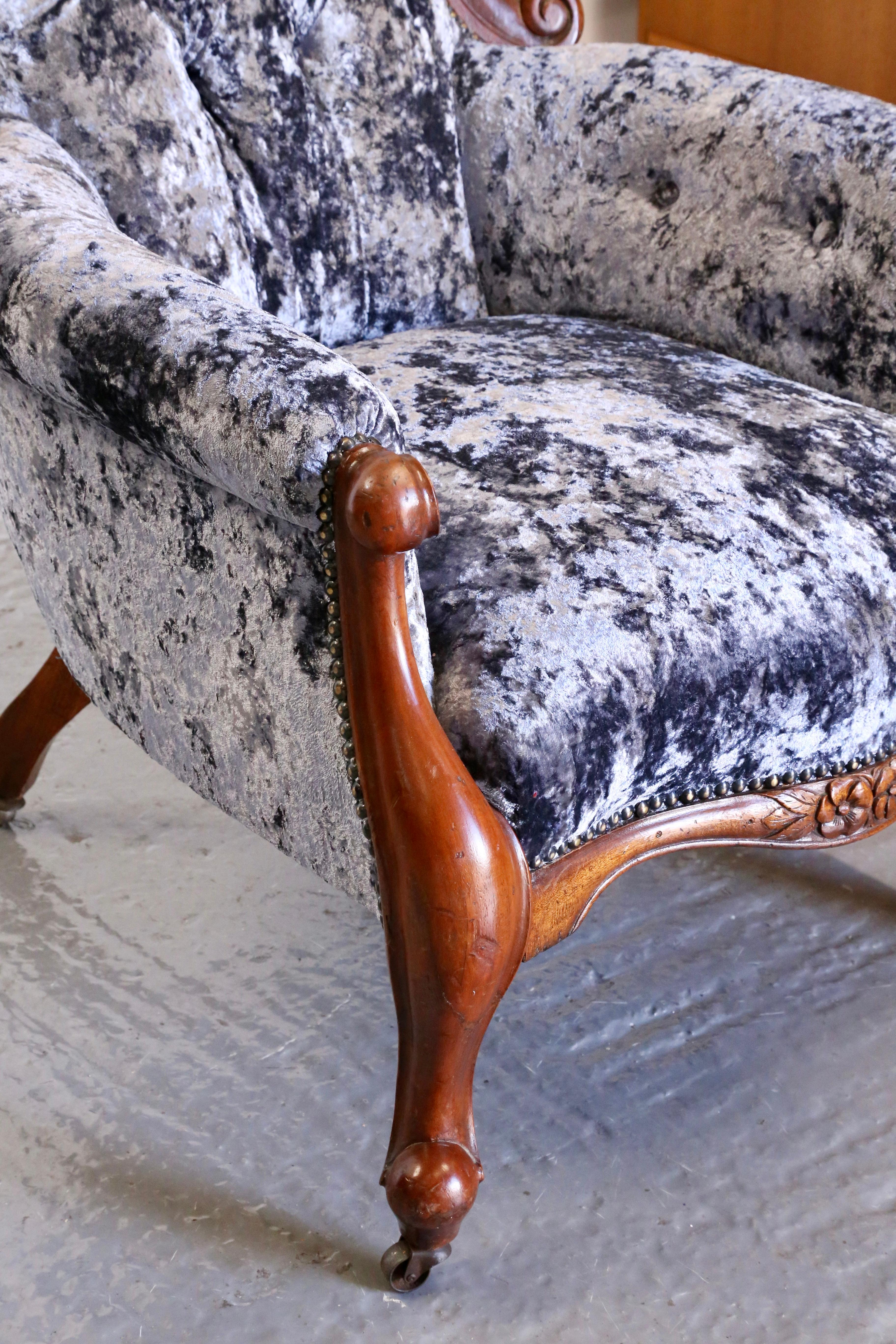 Feiner viktorianischer Mahagoni-Sessel mit Knöpfen aus gecrushtem Samt und Scroll-Rahmen (Britisch) im Angebot