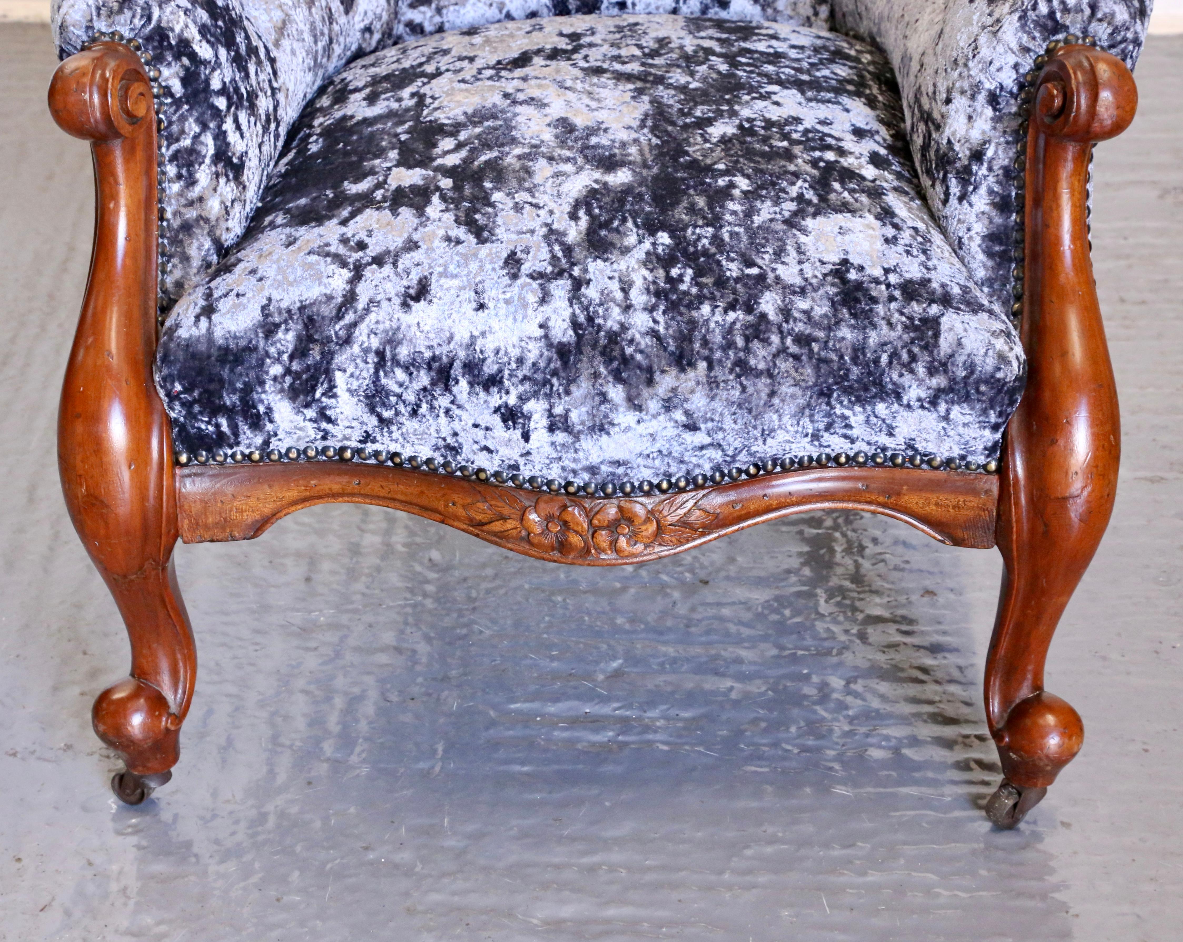 Feiner viktorianischer Mahagoni-Sessel mit Knöpfen aus gecrushtem Samt und Scroll-Rahmen (Handgeschnitzt) im Angebot