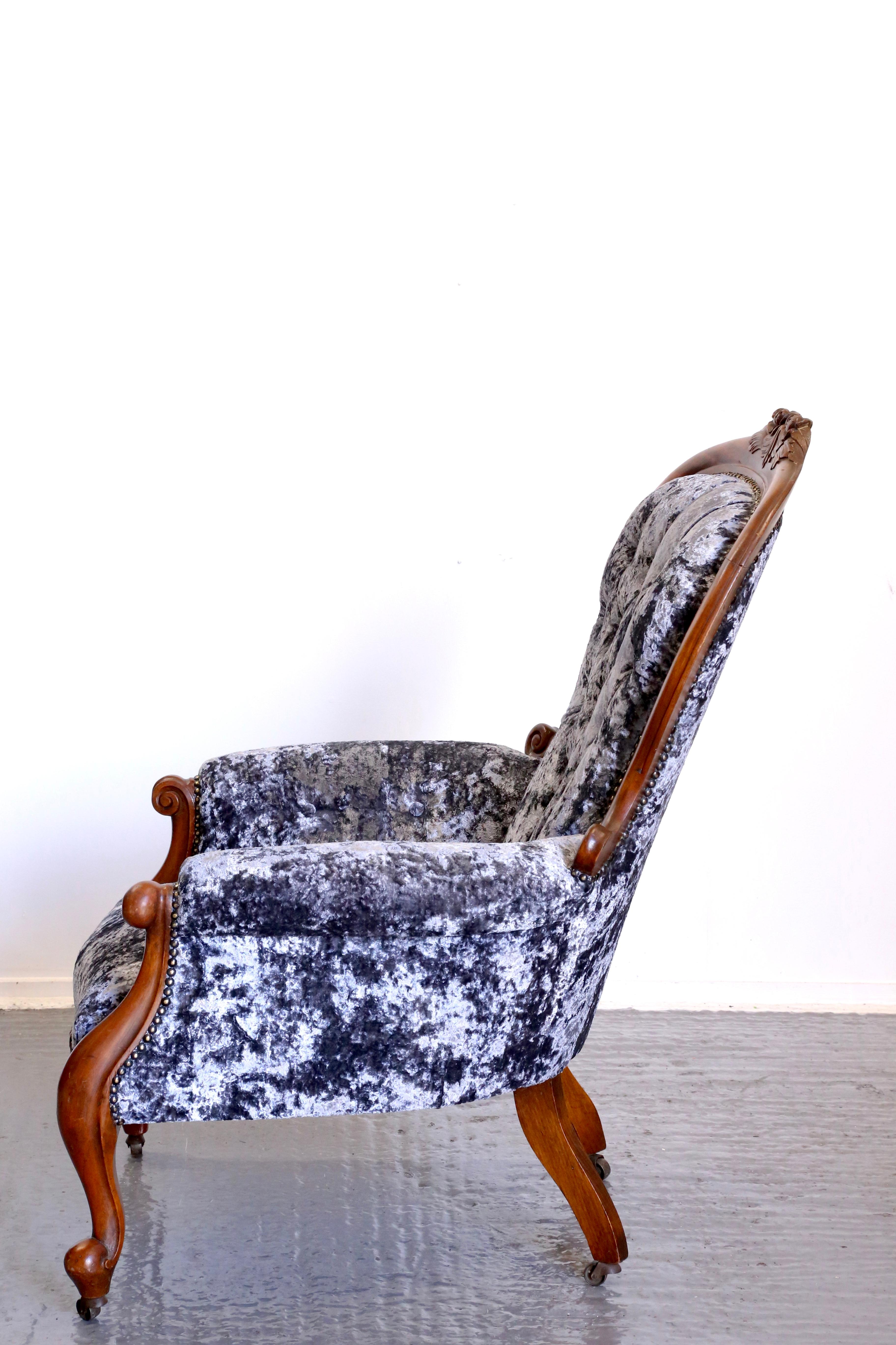 Feiner viktorianischer Mahagoni-Sessel mit Knöpfen aus gecrushtem Samt und Scroll-Rahmen im Zustand „Hervorragend“ im Angebot in Sittingbourne, GB
