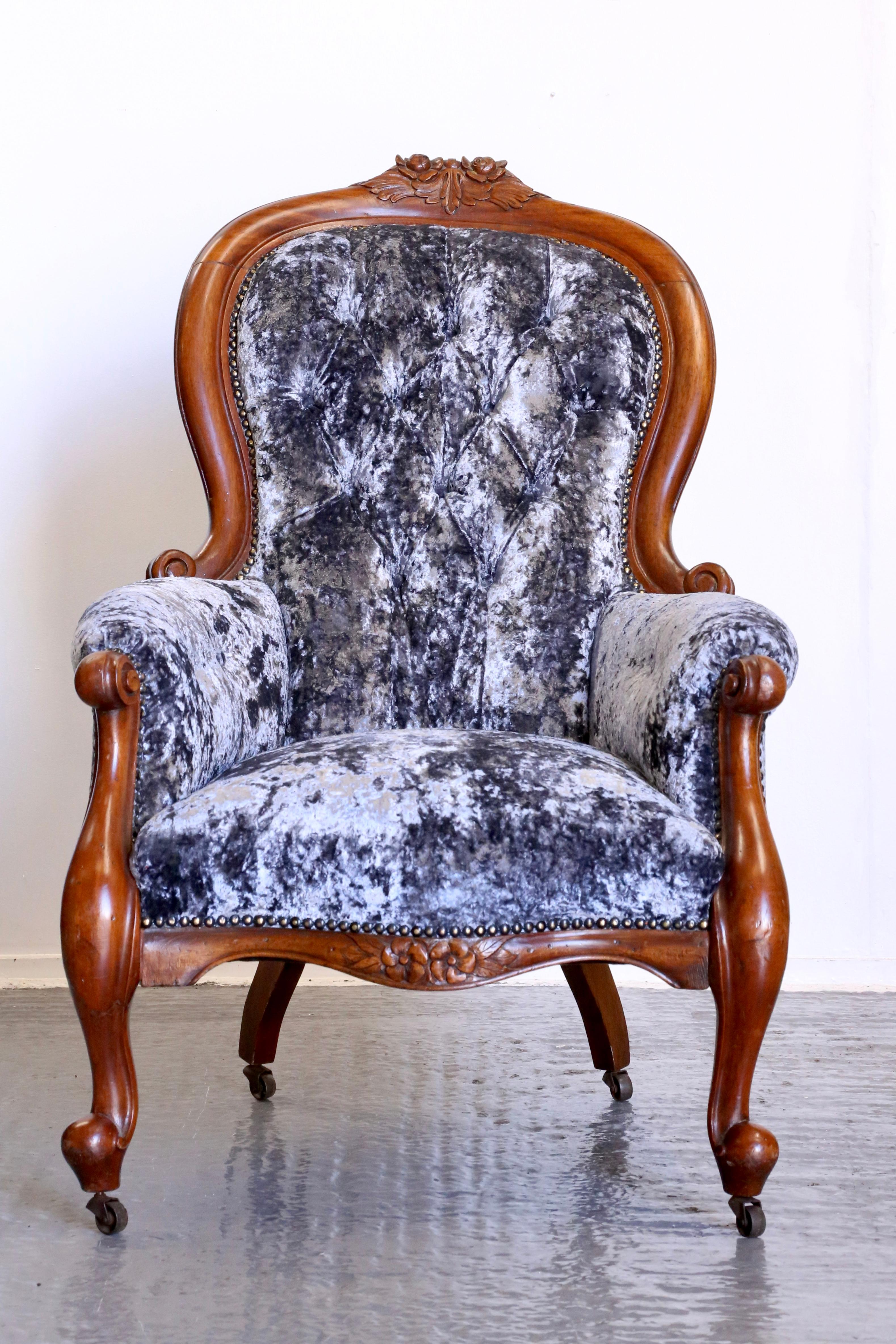 Feiner viktorianischer Mahagoni-Sessel mit Knöpfen aus gecrushtem Samt und Scroll-Rahmen im Angebot 1