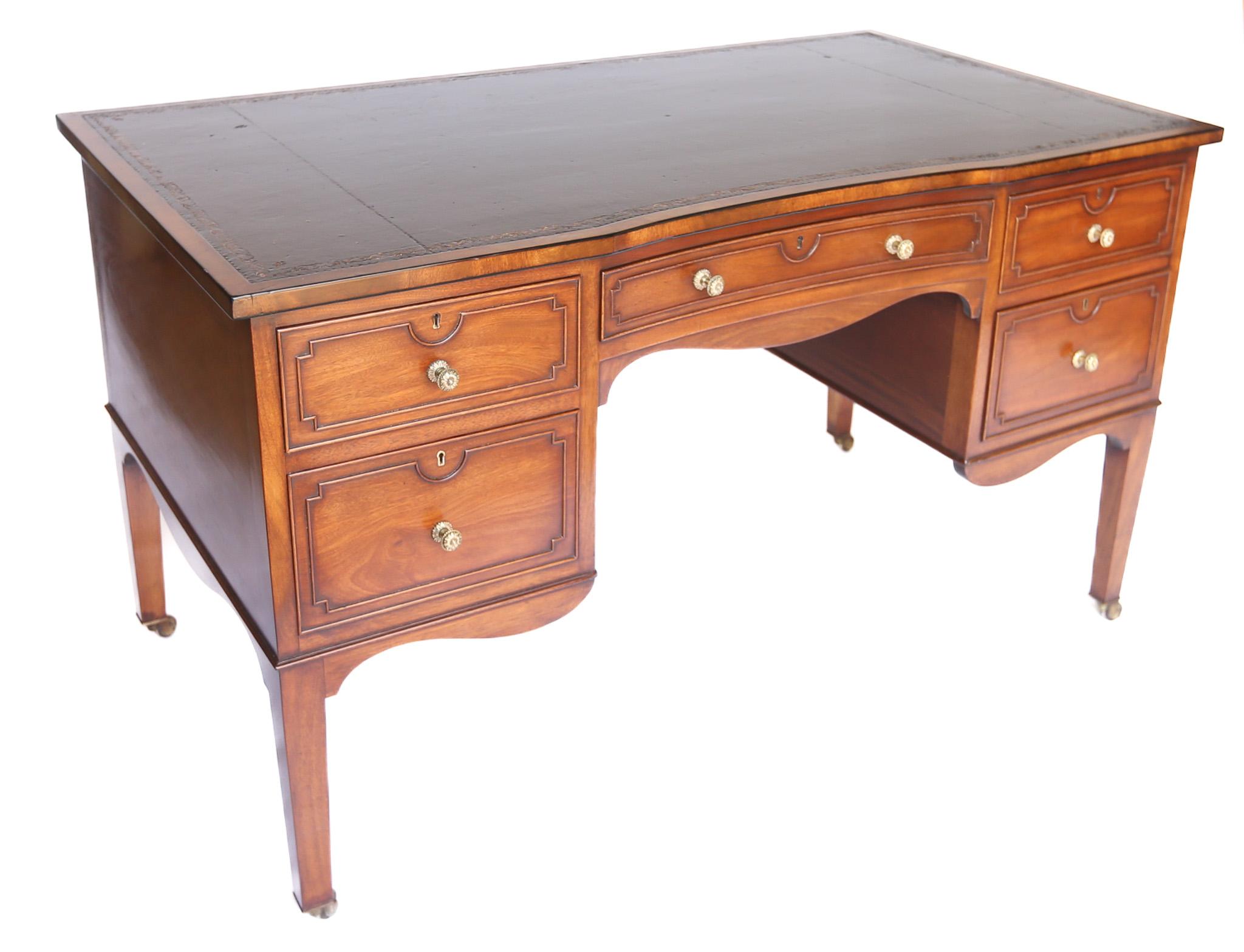 Fine Victorian Mahogany Centre 5 Drawer Kneehole desk, c.1880s For Sale 3