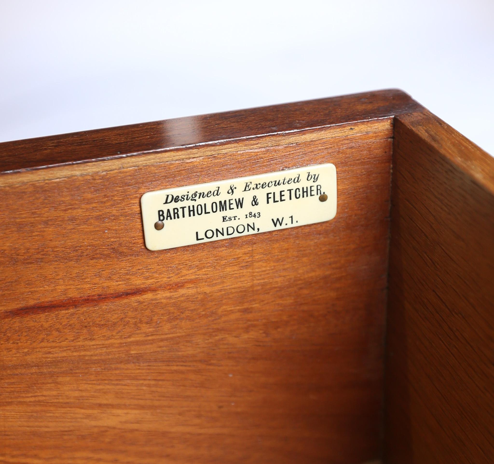 Fine Victorian Mahogany Centre 5 Drawer Kneehole desk, c.1880s
Black Leather inset top, gilt tooling,  with Mahogany cross banding
5 drawer Kneehole with concave shaped centre drawer, 
The other side, Dummy drawers , straight back, 
Oak lined