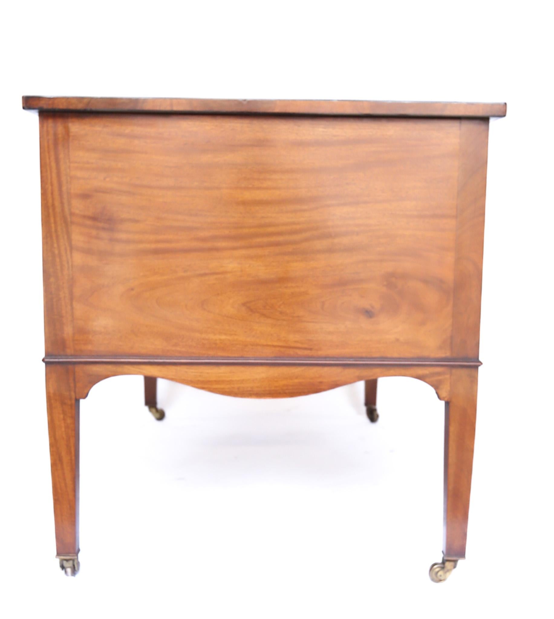 Fine Victorian Mahogany Centre 5 Drawer Kneehole desk, c.1880s In Good Condition For Sale In Dereham, GB