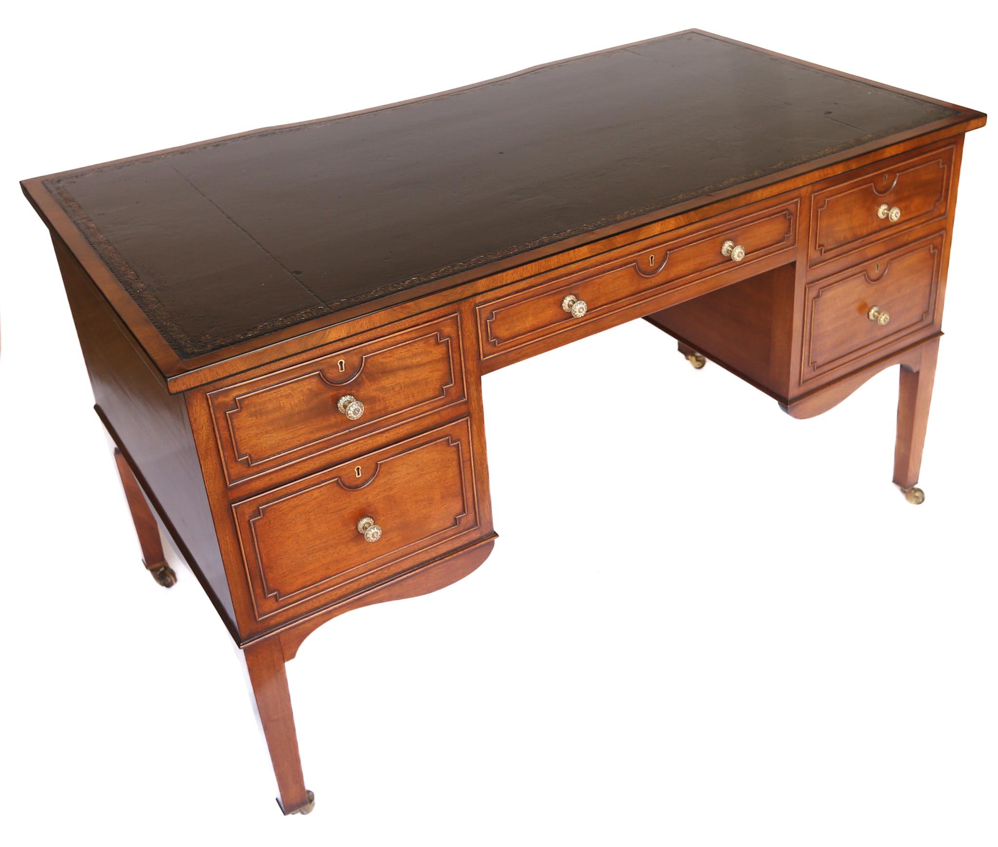 Late 19th Century Fine Victorian Mahogany Centre 5 Drawer Kneehole desk, c.1880s For Sale