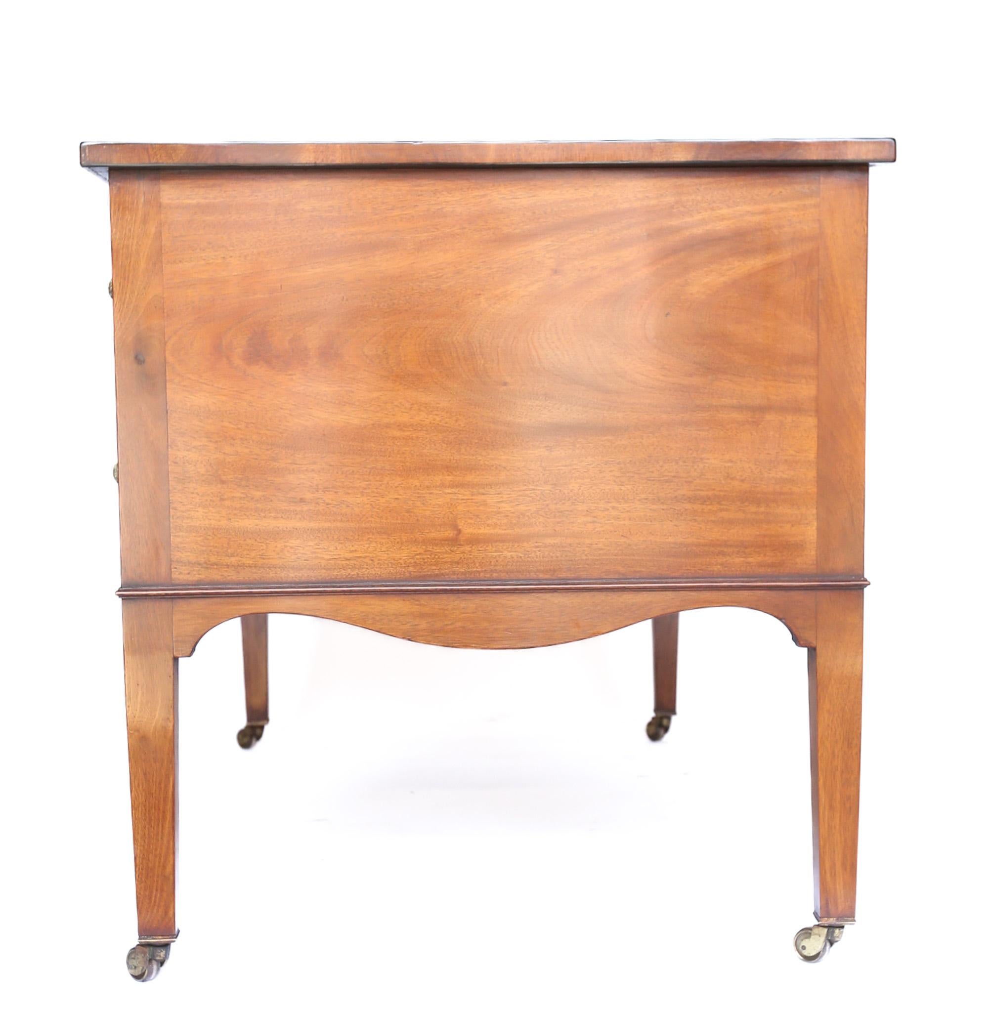 Fine Victorian Mahogany Centre 5 Drawer Kneehole desk, c.1880s For Sale 1