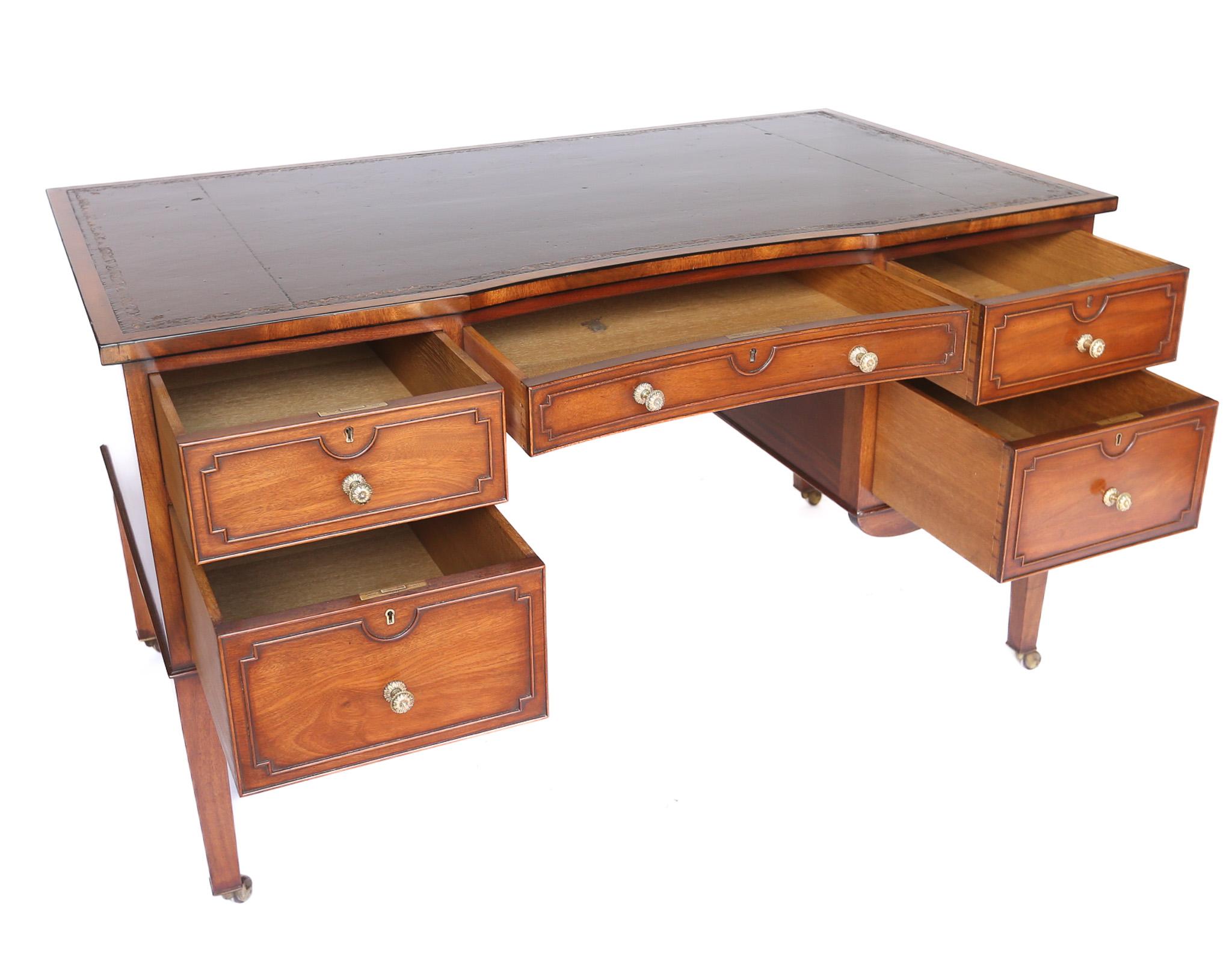 Fine Victorian Mahogany Centre 5 Drawer Kneehole desk, c.1880s For Sale 2