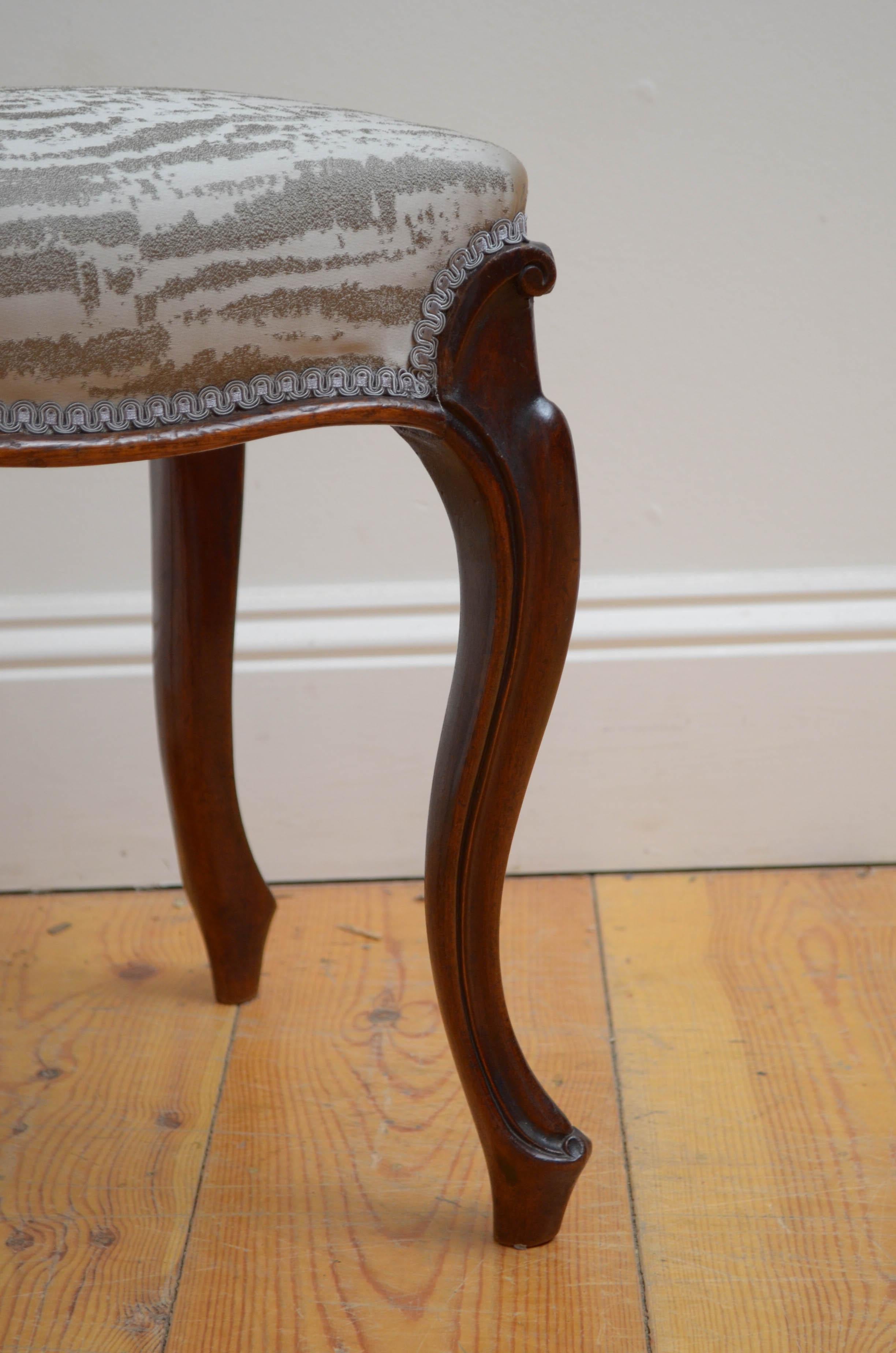 Fine Victorian Mahogany Dressing Table Stool In Good Condition For Sale In Whaley Bridge, GB