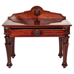 Fina mesa de salón/servicio victoriana de caoba con escudos de armas