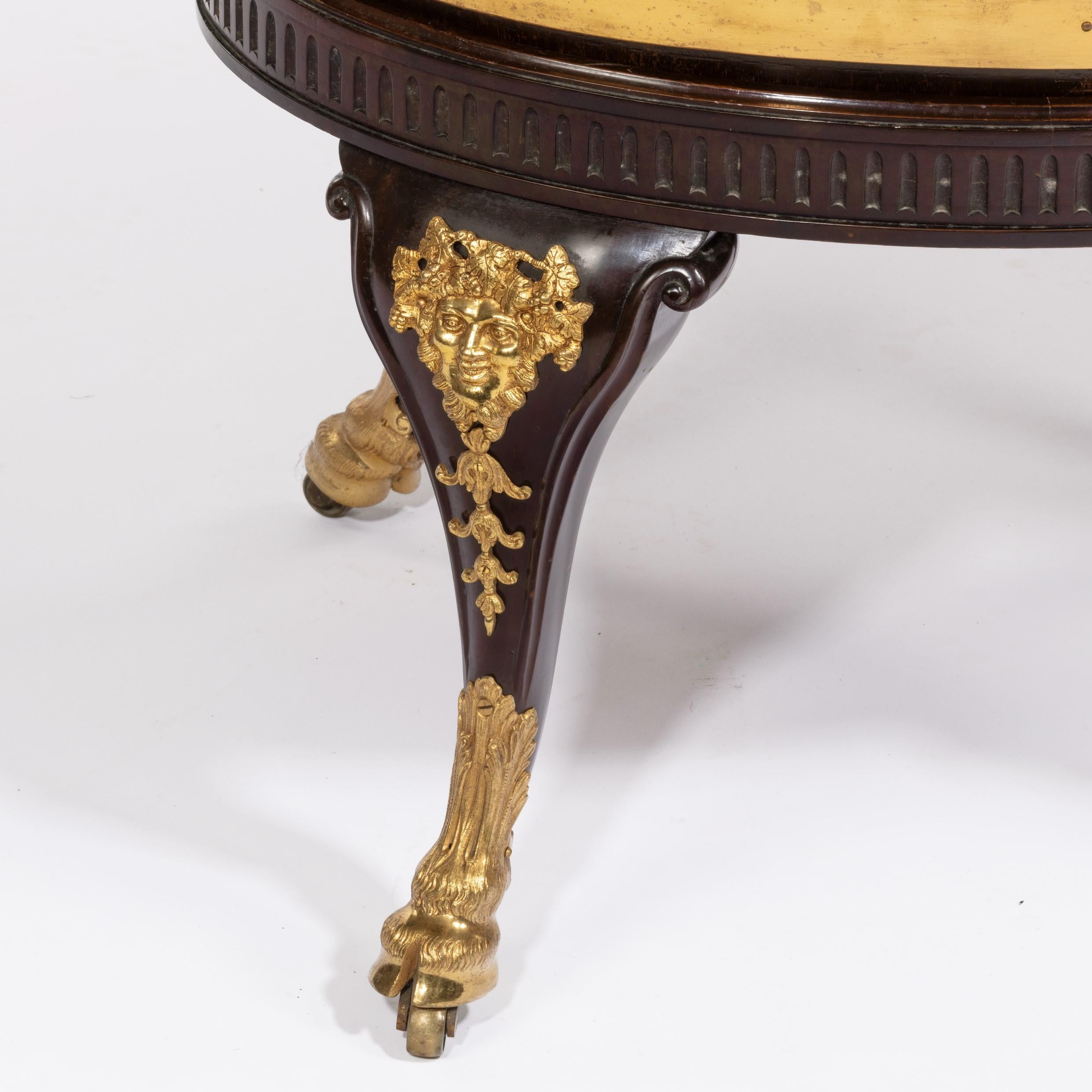 Ein feiner viktorianischer Mahagoni-Weinkühler, der Gillows zugeschrieben wird, von zylindrischer Form, die mit zwei Messingbändern unter einer zarten Bordüre aus Blumengirlanden versehen ist, mit Ziegenmaske und Ringgriffen, die Cabriole-Beine sind