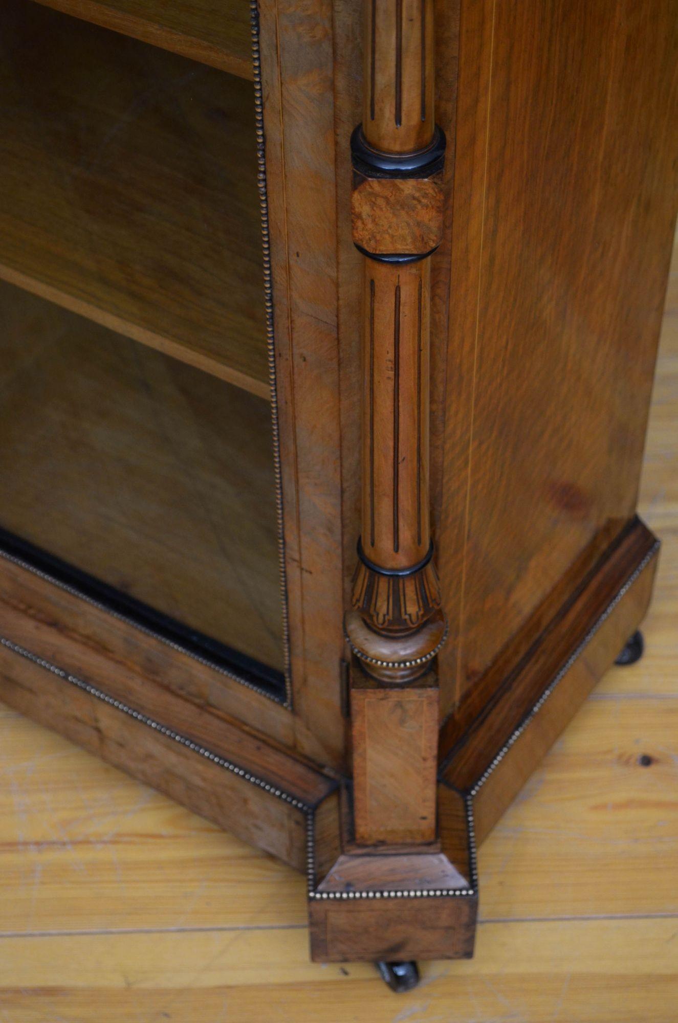 Fine Victorian Music Cabinet Bookcase in Walnut (Cabinet de musique victorien, bibliothèque en noyer) en vente 8