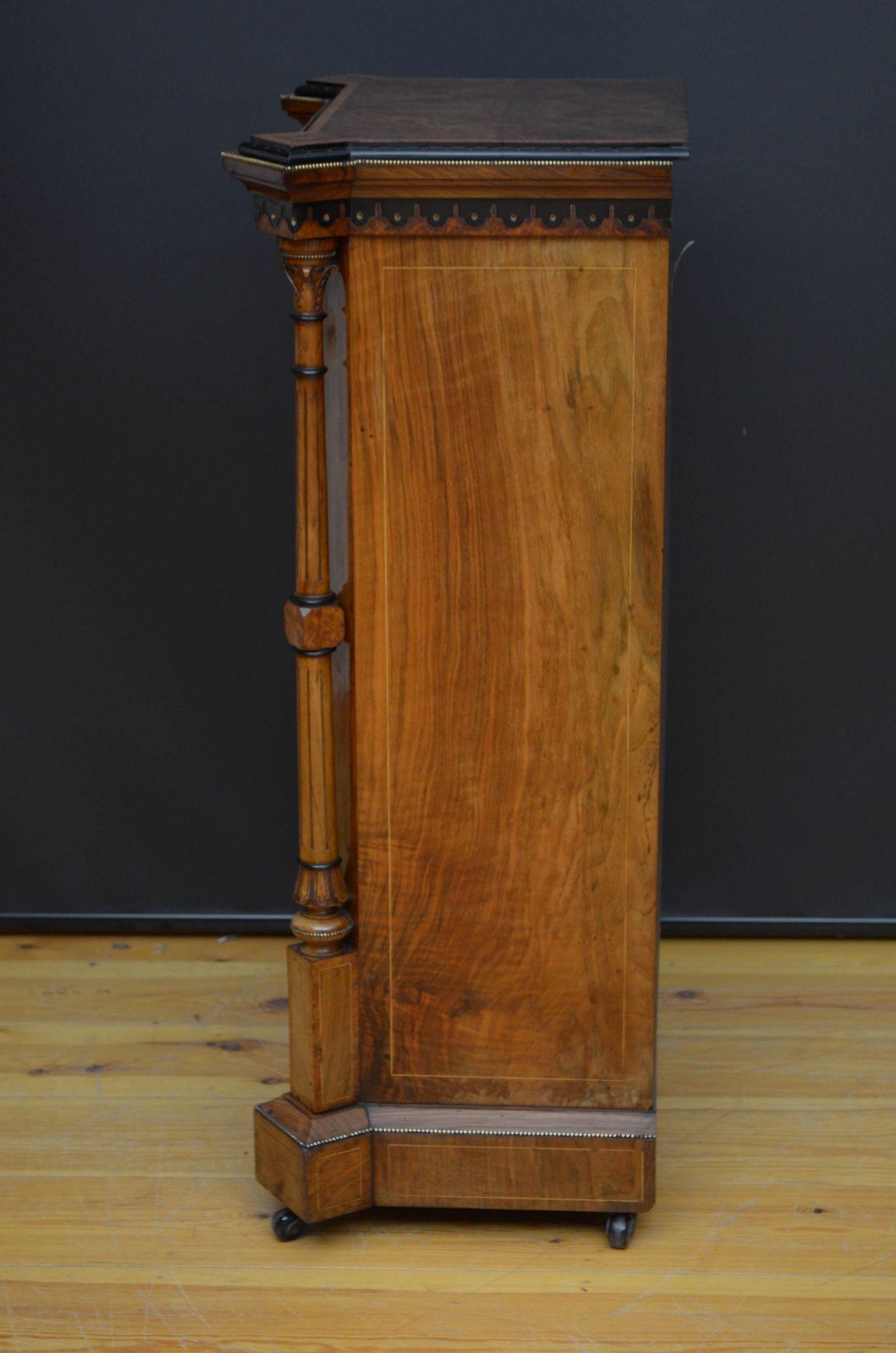 Fine Victorian Music Cabinet Bookcase in Walnut (Cabinet de musique victorien, bibliothèque en noyer) en vente 9
