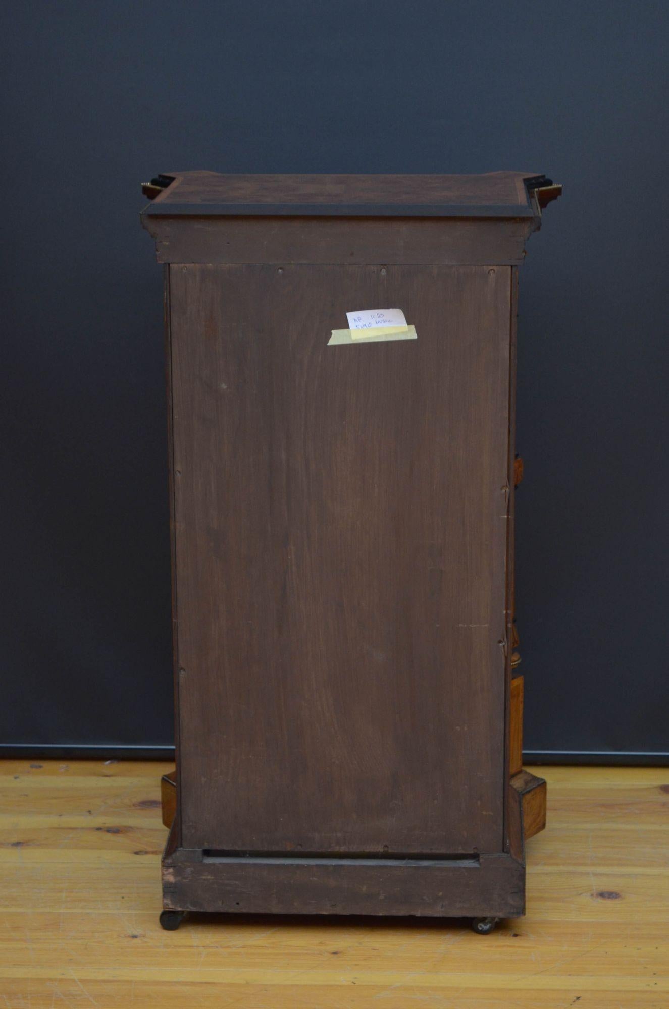 Fine Victorian Music Cabinet Bookcase in Walnut (Cabinet de musique victorien, bibliothèque en noyer) en vente 10