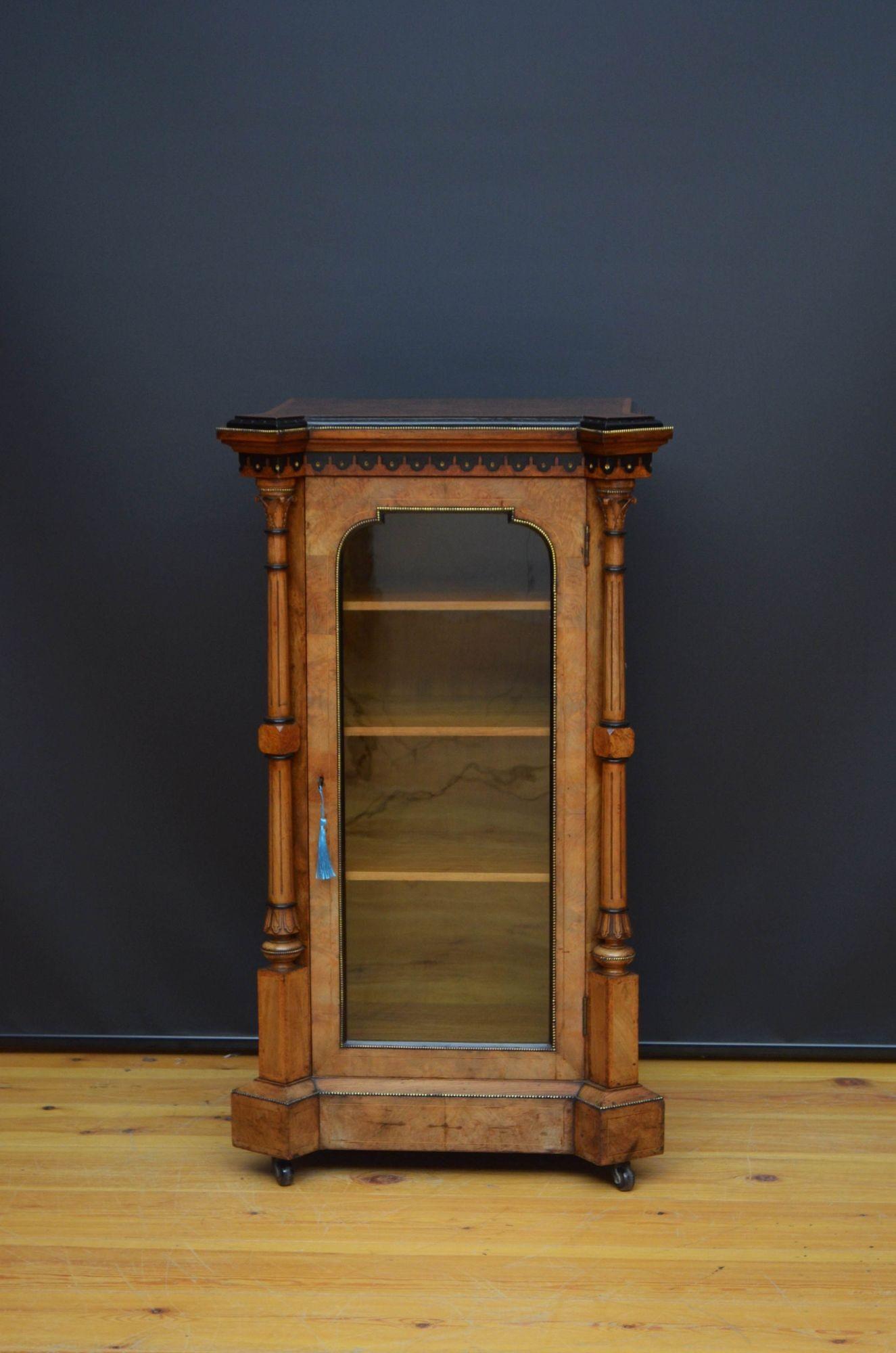 Anglais Fine Victorian Music Cabinet Bookcase in Walnut (Cabinet de musique victorien, bibliothèque en noyer) en vente