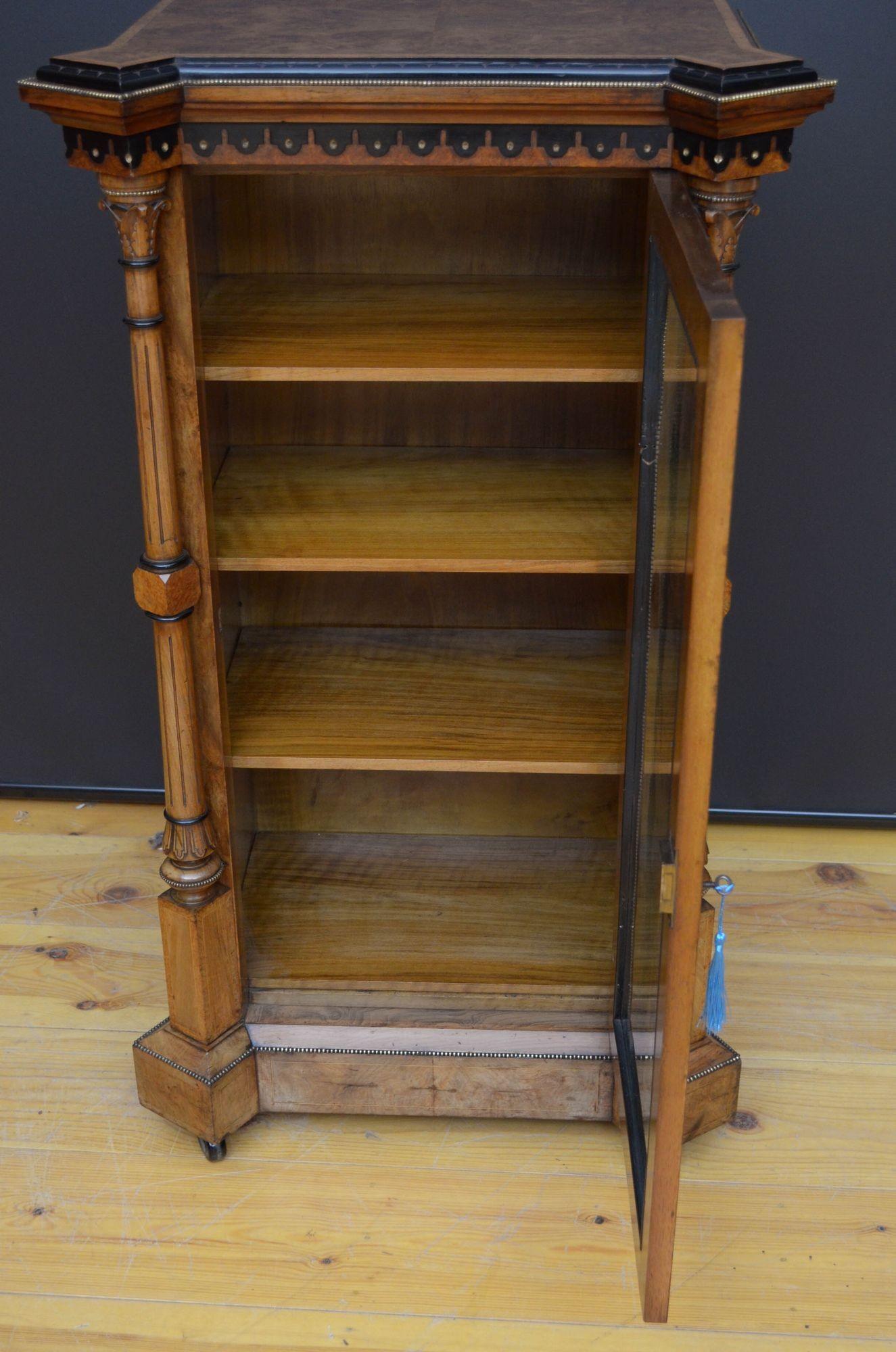 Fine Victorian Music Cabinet Bookcase in Walnut (Cabinet de musique victorien, bibliothèque en noyer) en vente 1