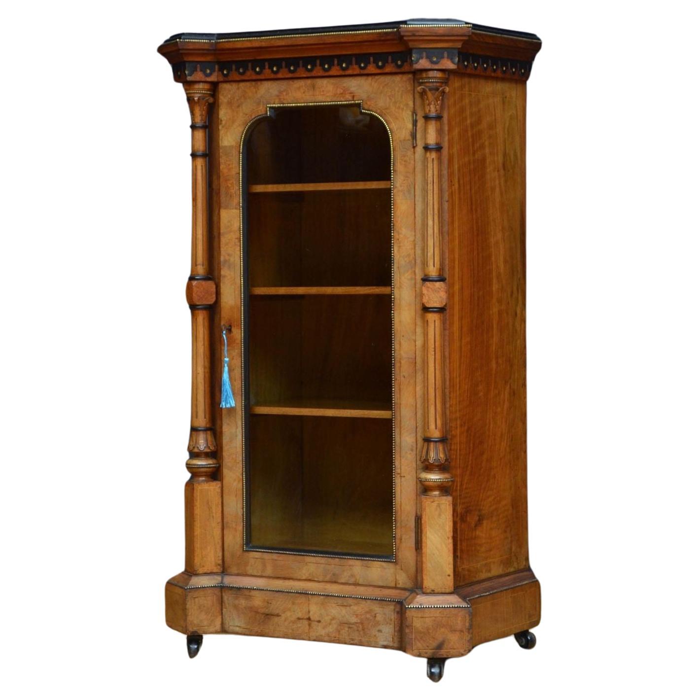 Fine Victorian Music Cabinet Bookcase in Walnut (Cabinet de musique victorien, bibliothèque en noyer) en vente