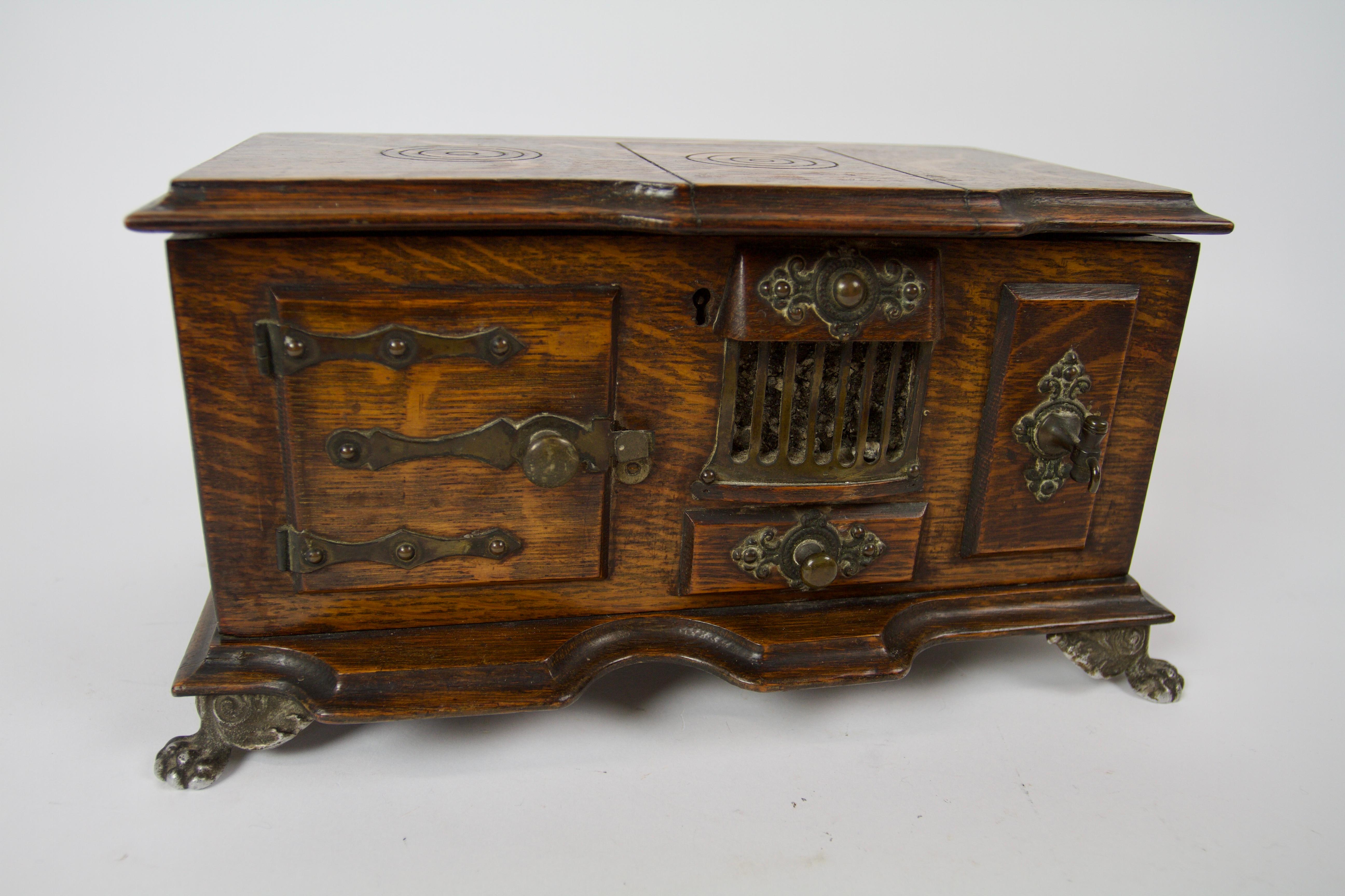 Aesthetic Movement Fine Victorian oak & carved oven range cigar box For Sale