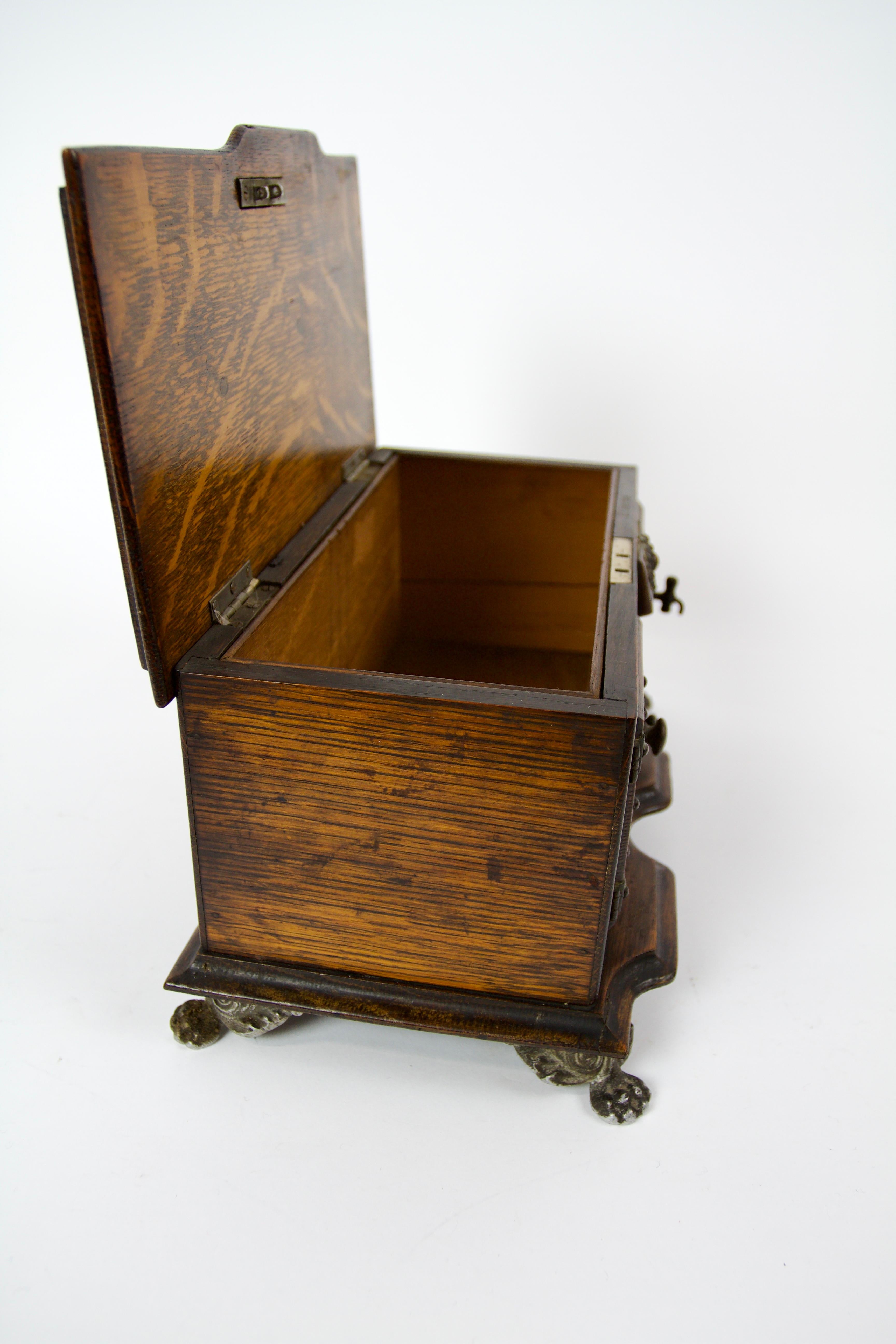 19th Century Fine Victorian oak & carved oven range cigar box For Sale