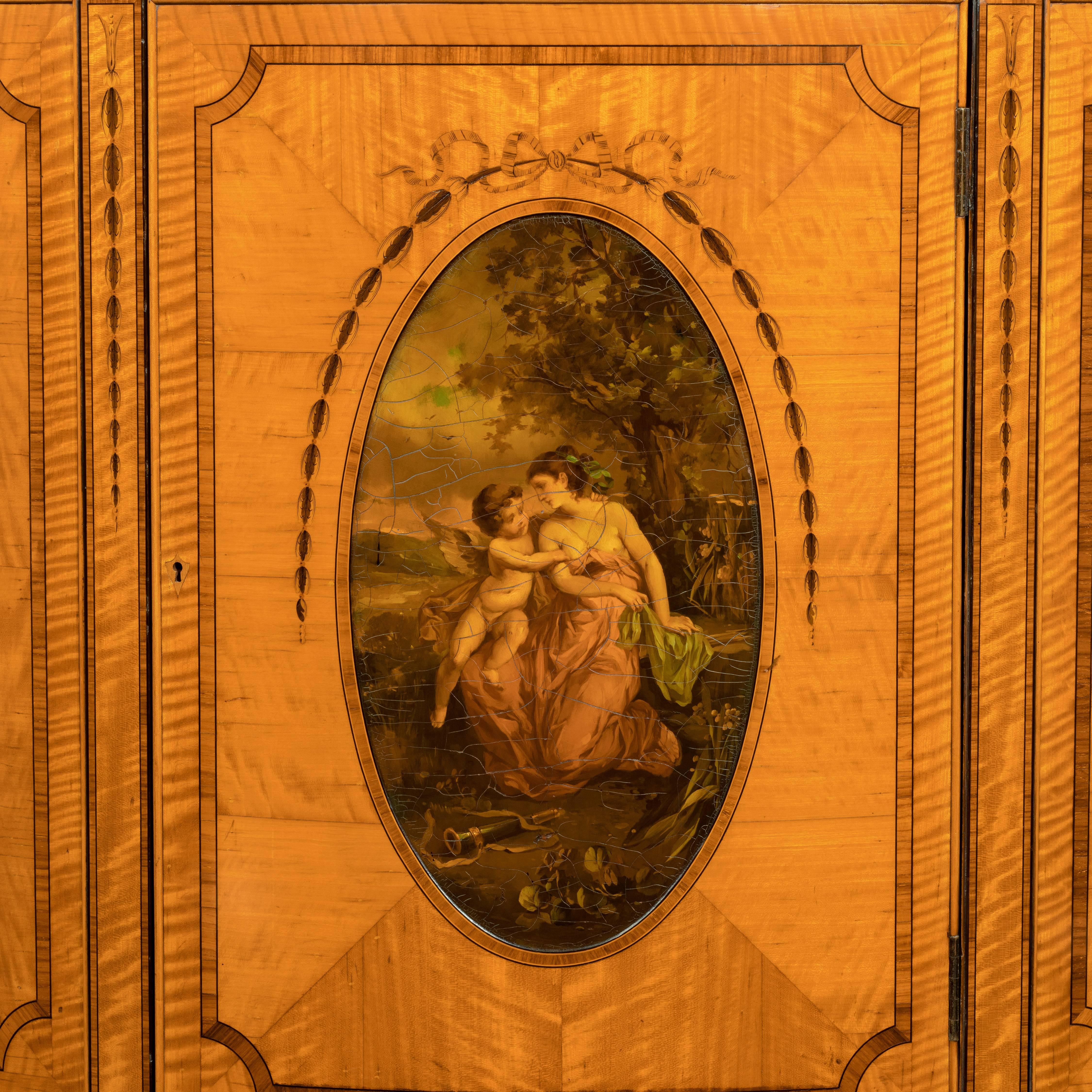 Fin du XIXe siècle Belle commode demi-lune victorienne en bois de citronnier d'Inde occidentale de style Sheraton Revival en vente