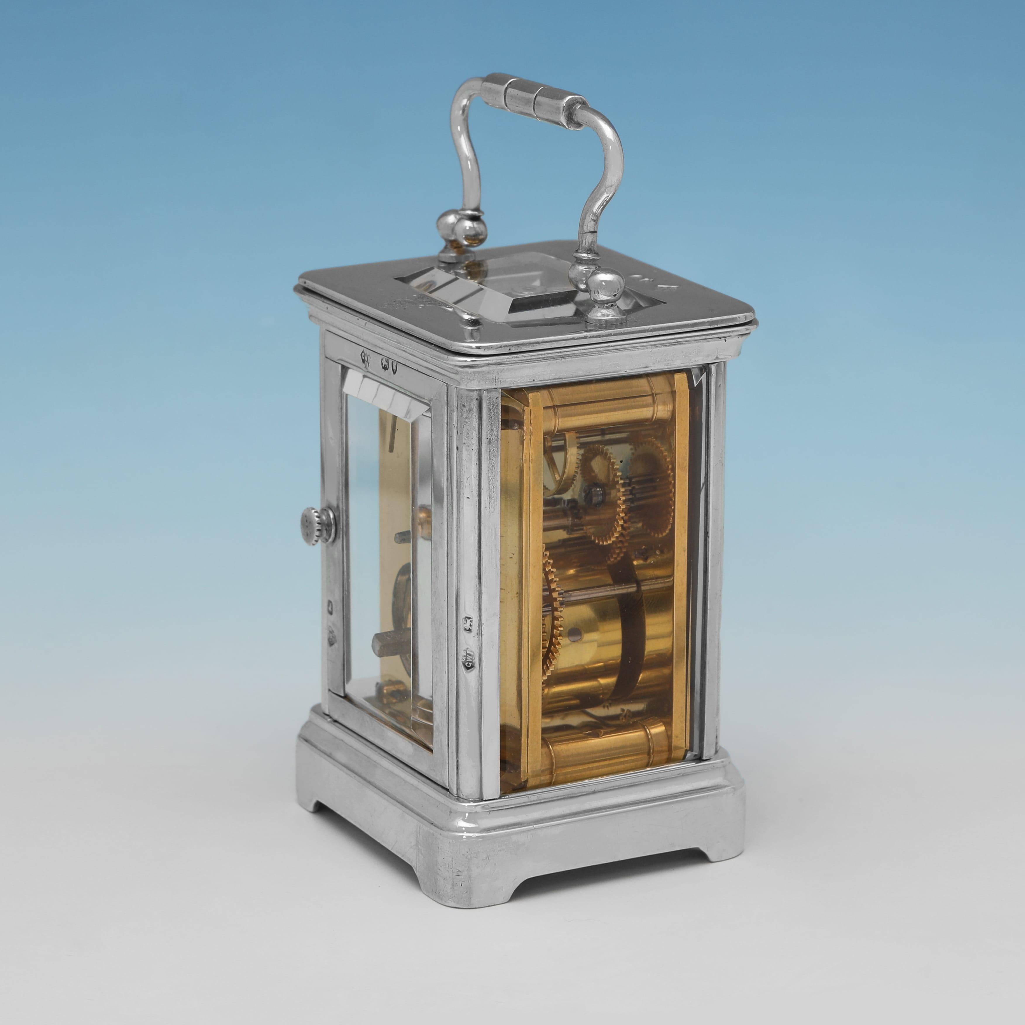 Gepunzt in London im Jahr 1890 von George Betjemann & Sons diese feinen viktorianischen antiken Sterling Silber Wagen Uhr hat ein Scharnier Tragegriff und ein poliertes Silber Gehäuse mit Glasscheiben auf allen vier Seiten und der Oberseite. Die Uhr