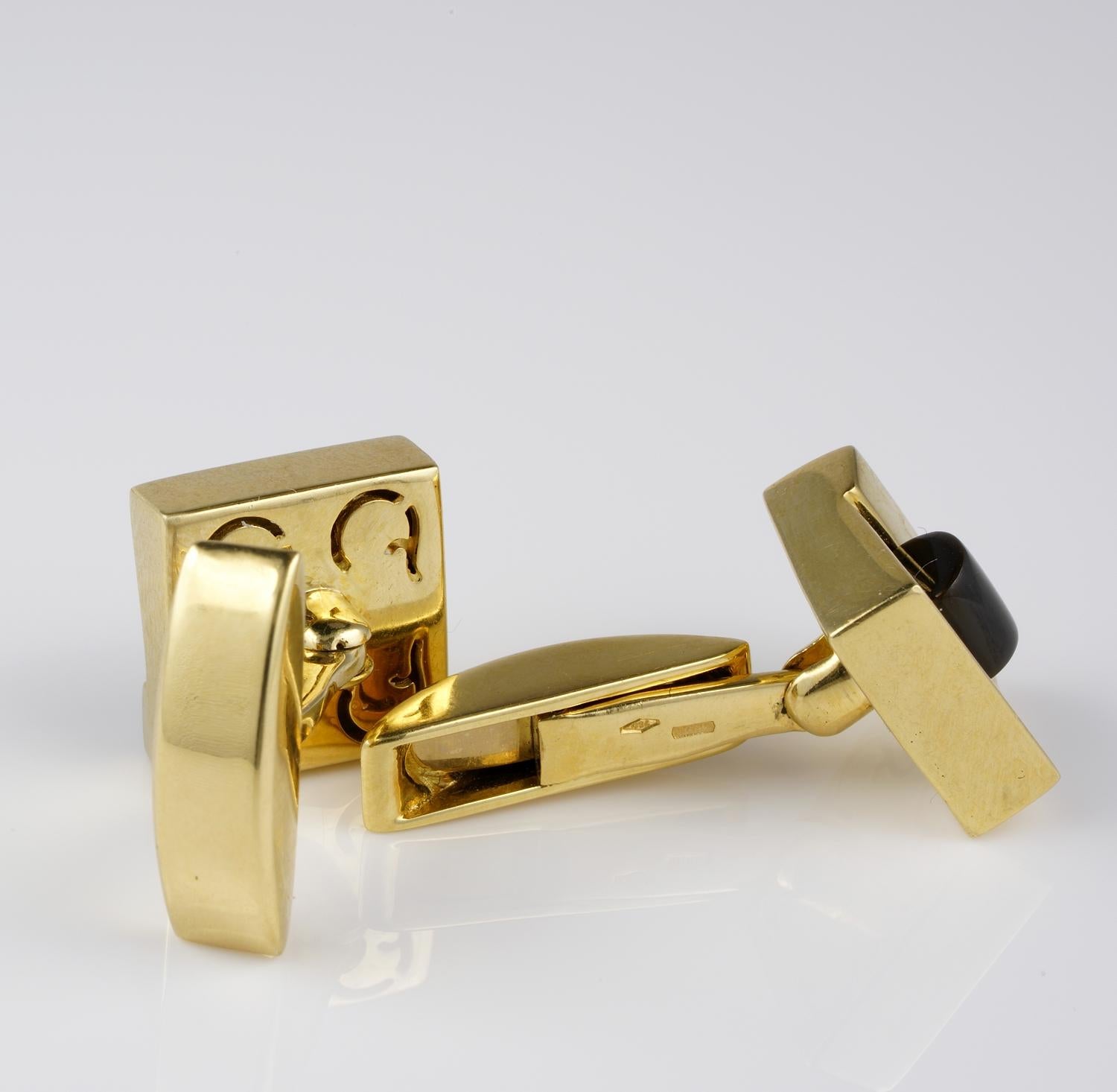 Fine Vintage 18 Karat Solid Gold Carved Mother of Pearl Gent Cuff Links In Good Condition In Napoli, IT