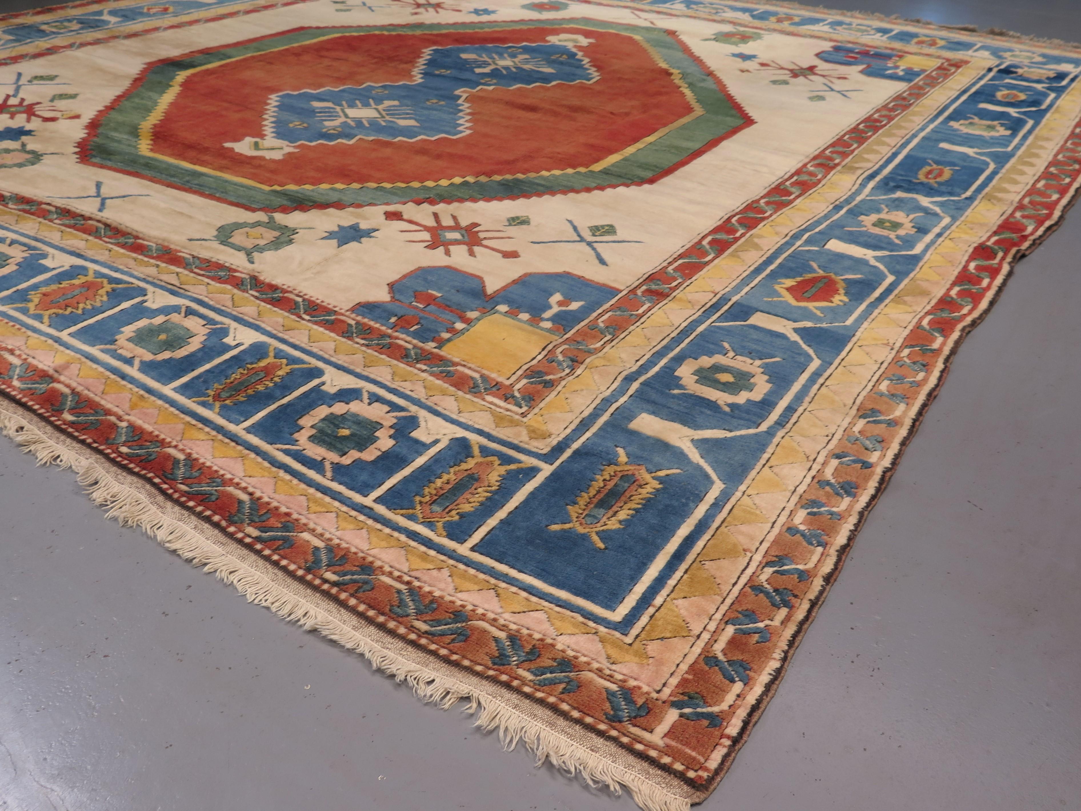 Anatolien, die westliche Region der Türkei, hat eine lange Tradition im Teppichweben, die mindestens bis ins 13. Jahrhundert zurückreicht. Wie der Entdecker Marco Polo einst schrieb: 