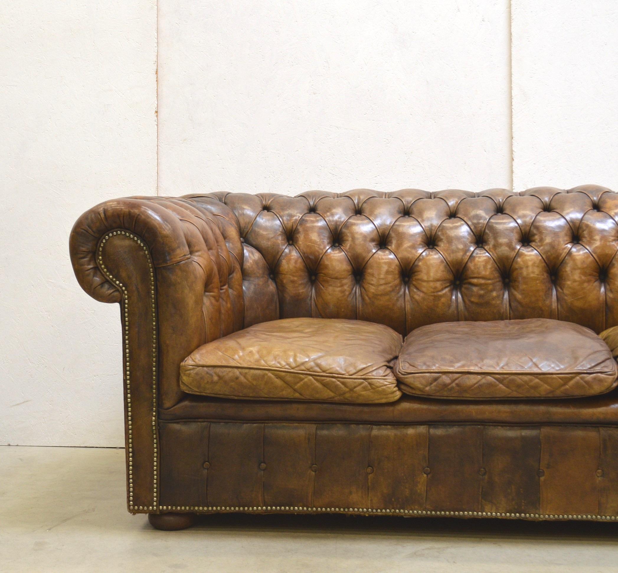 Vintage Chesterfield sofa original made in England with an amazing patina.
The piece comes with a very thick hand dyed leather, the cushions are filled with duck feathers.

A hand crafted masterpiece!

Dimensons are: 

Width - 206cm
Depth -