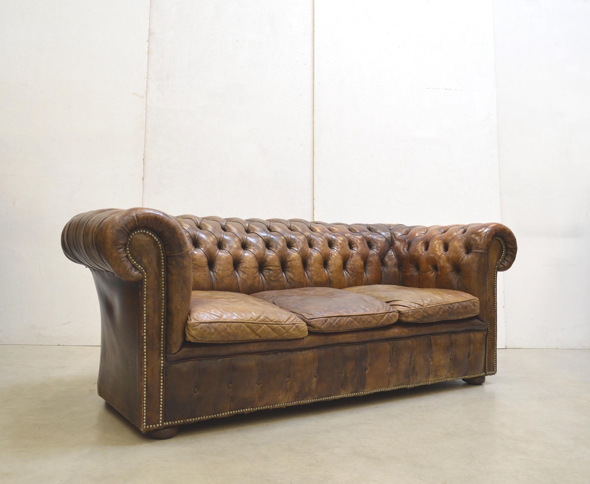 Antikes Vintage Chesterfield Club Sofa, handgefärbt, 1930er Jahre (Handgefertigt) im Angebot