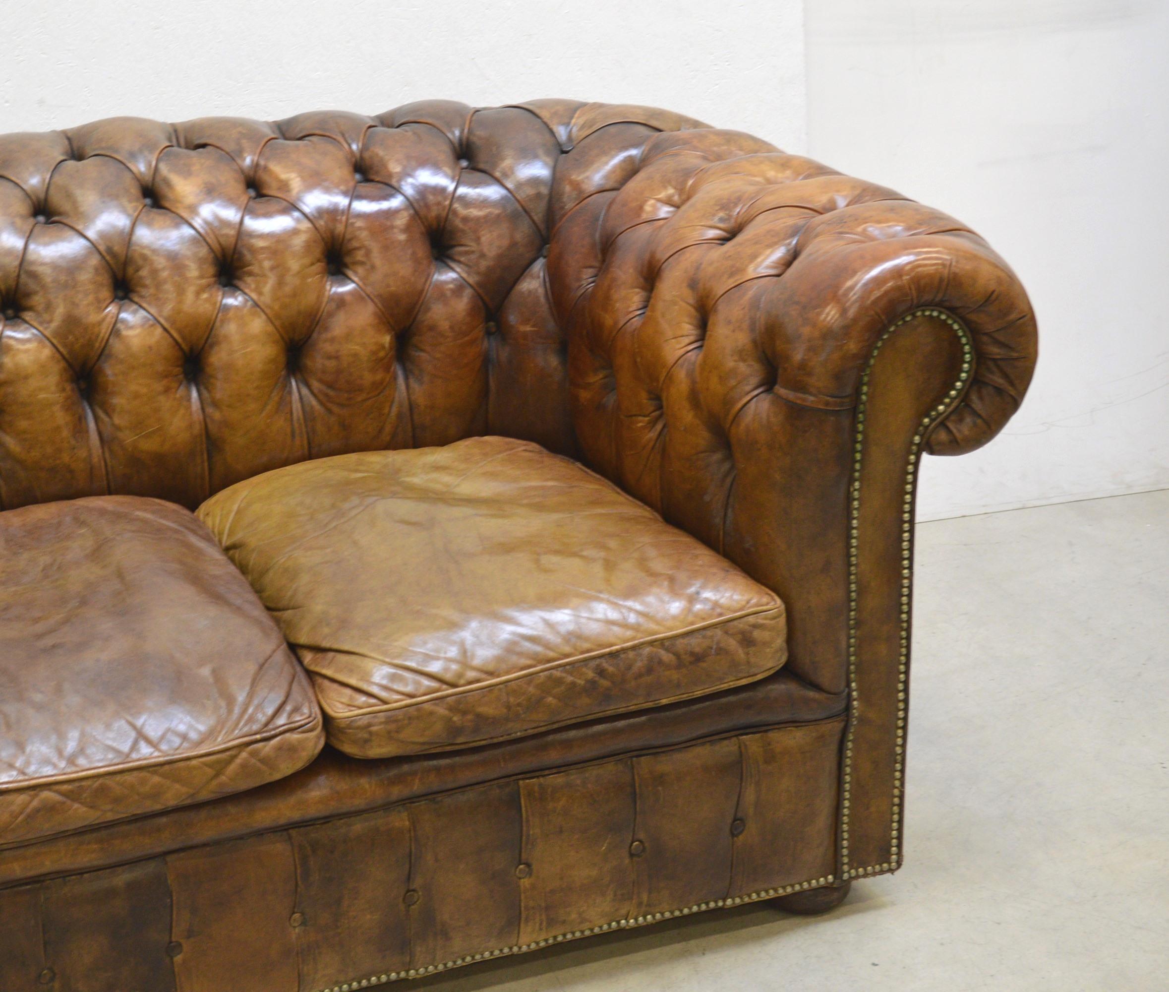 Antikes Vintage Chesterfield Club Sofa, handgefärbt, 1930er Jahre im Zustand „Gut“ im Angebot in Aachen, NW