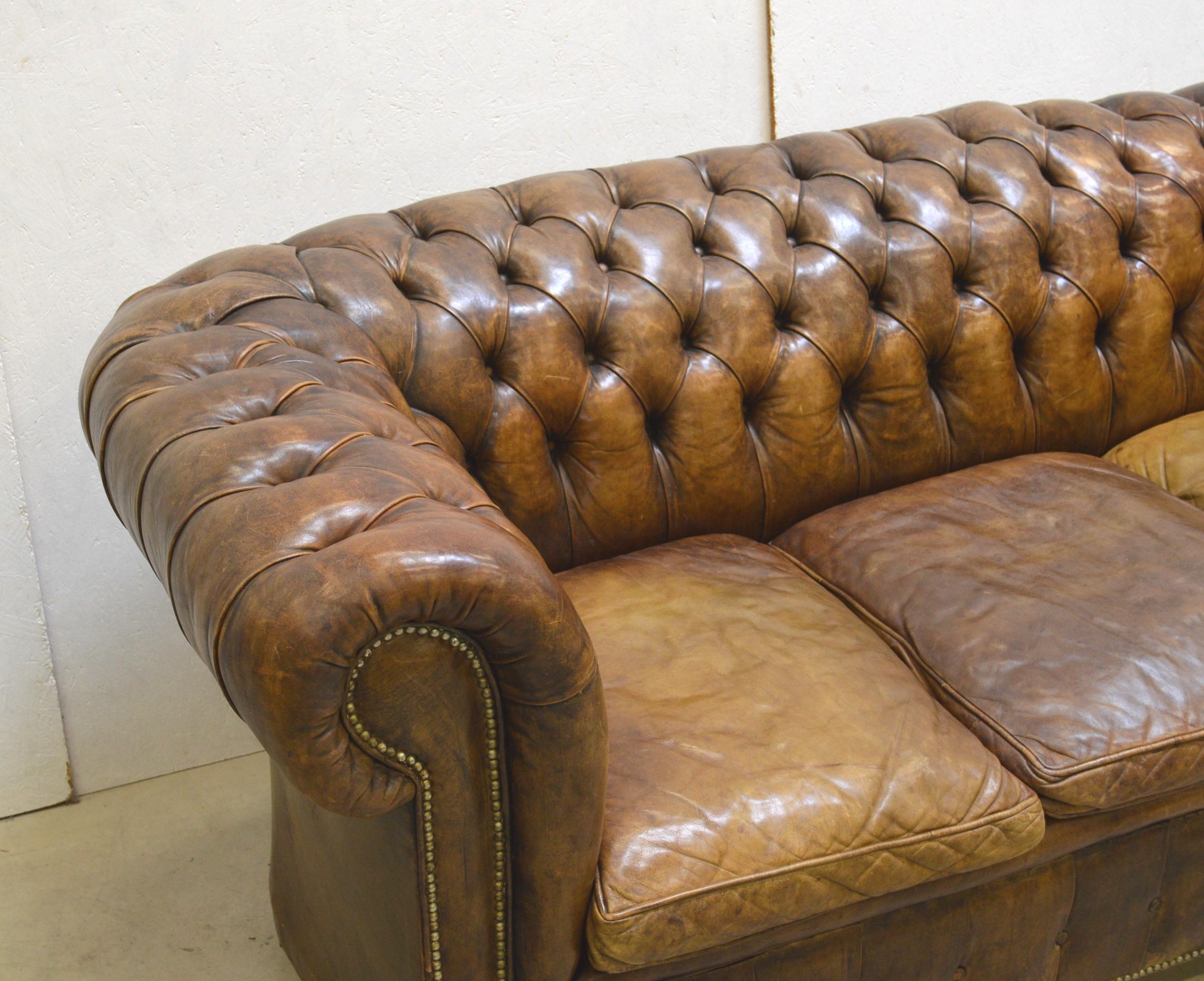 Antikes Vintage Chesterfield Club Sofa, handgefärbt, 1930er Jahre (Mitte des 20. Jahrhunderts) im Angebot
