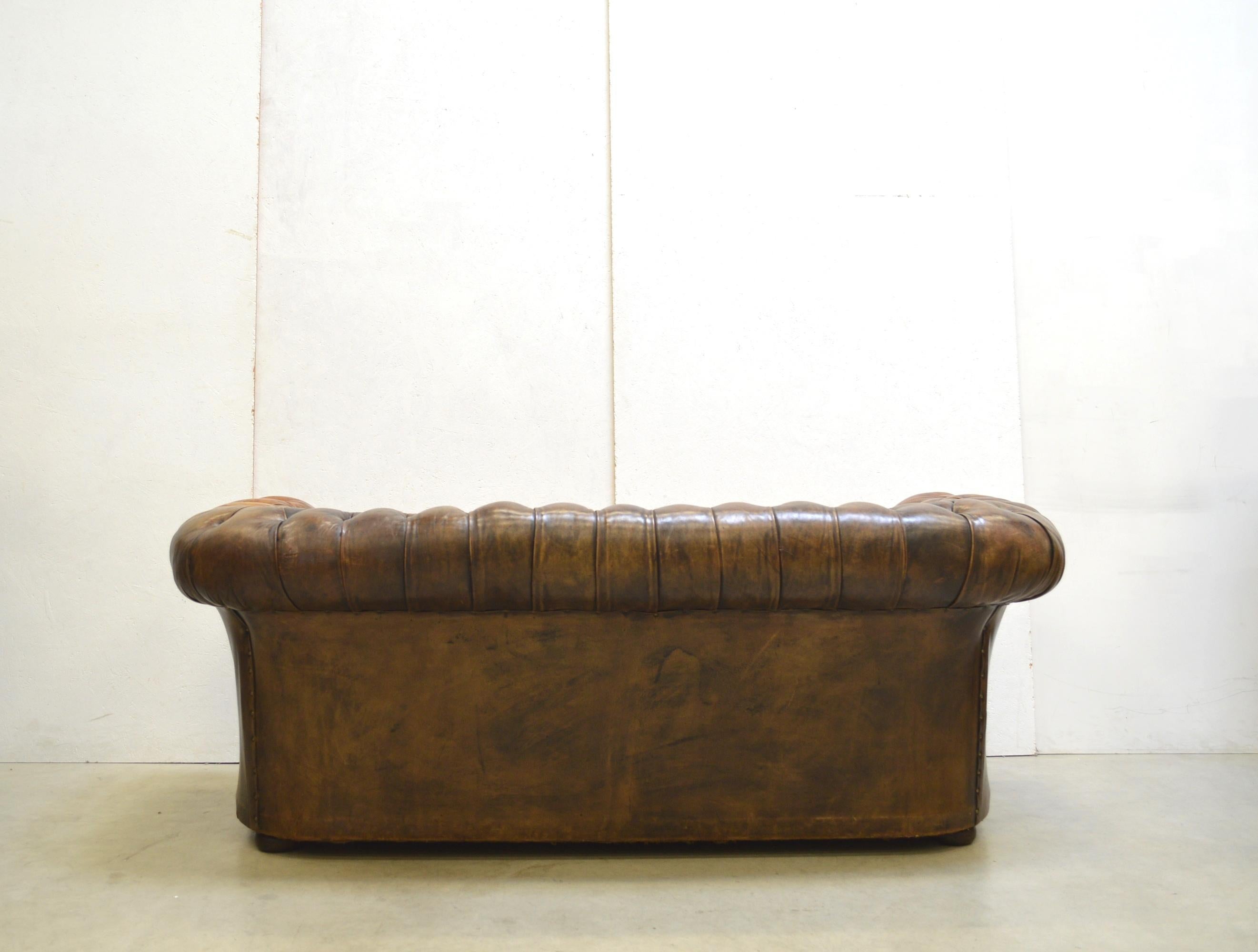 Antikes Vintage Chesterfield Club Sofa, handgefärbt, 1930er Jahre im Angebot 2
