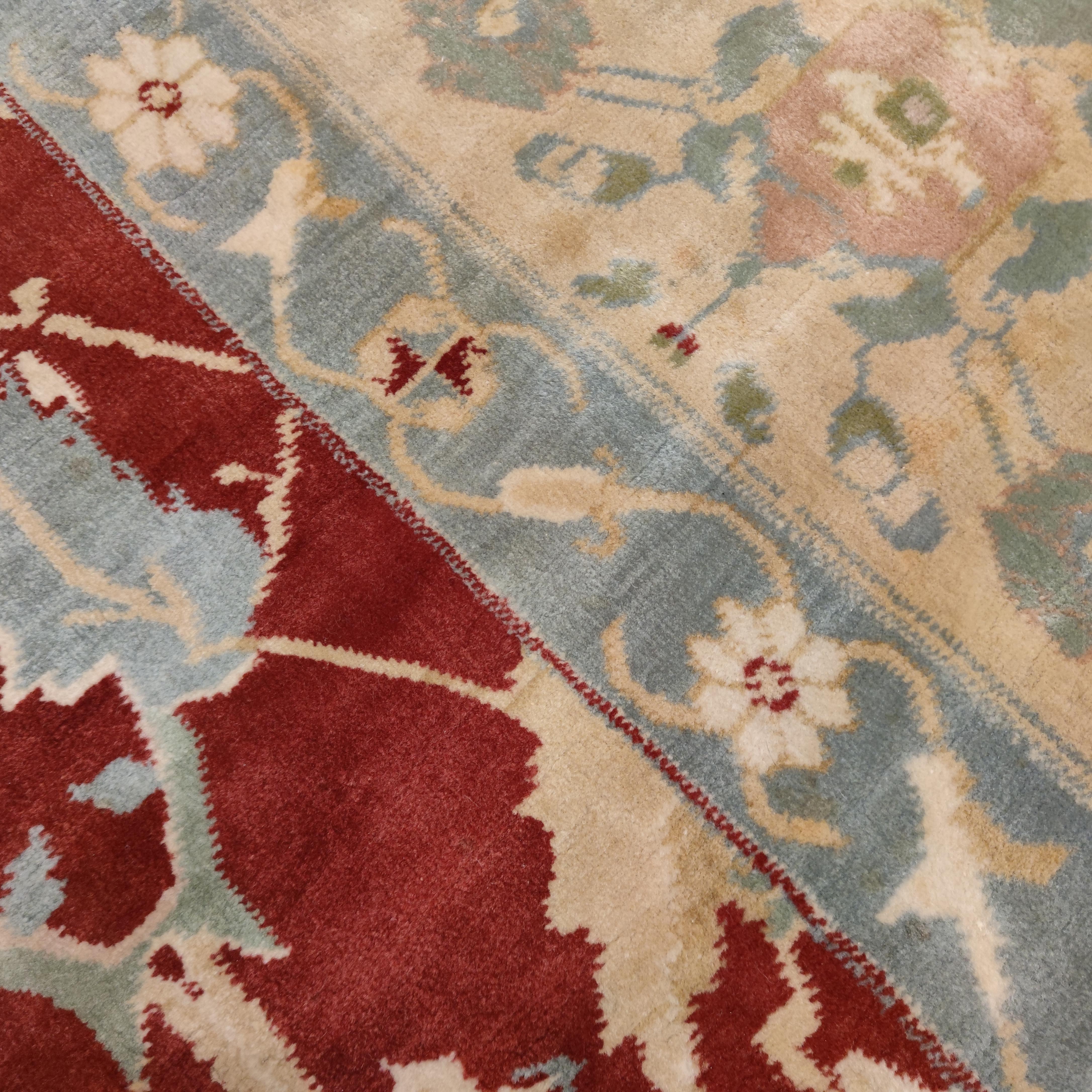 Ein äußerst fein geknüpfter Agra-Teppich, der Mitte der 80er Jahre in Indien aus weicher Wolle bester Qualität gewebt wurde und damals von der Londoner Galerie Kennedy Carpets in Auftrag gegeben wurde. Dies ist das erste westliche Unternehmen in