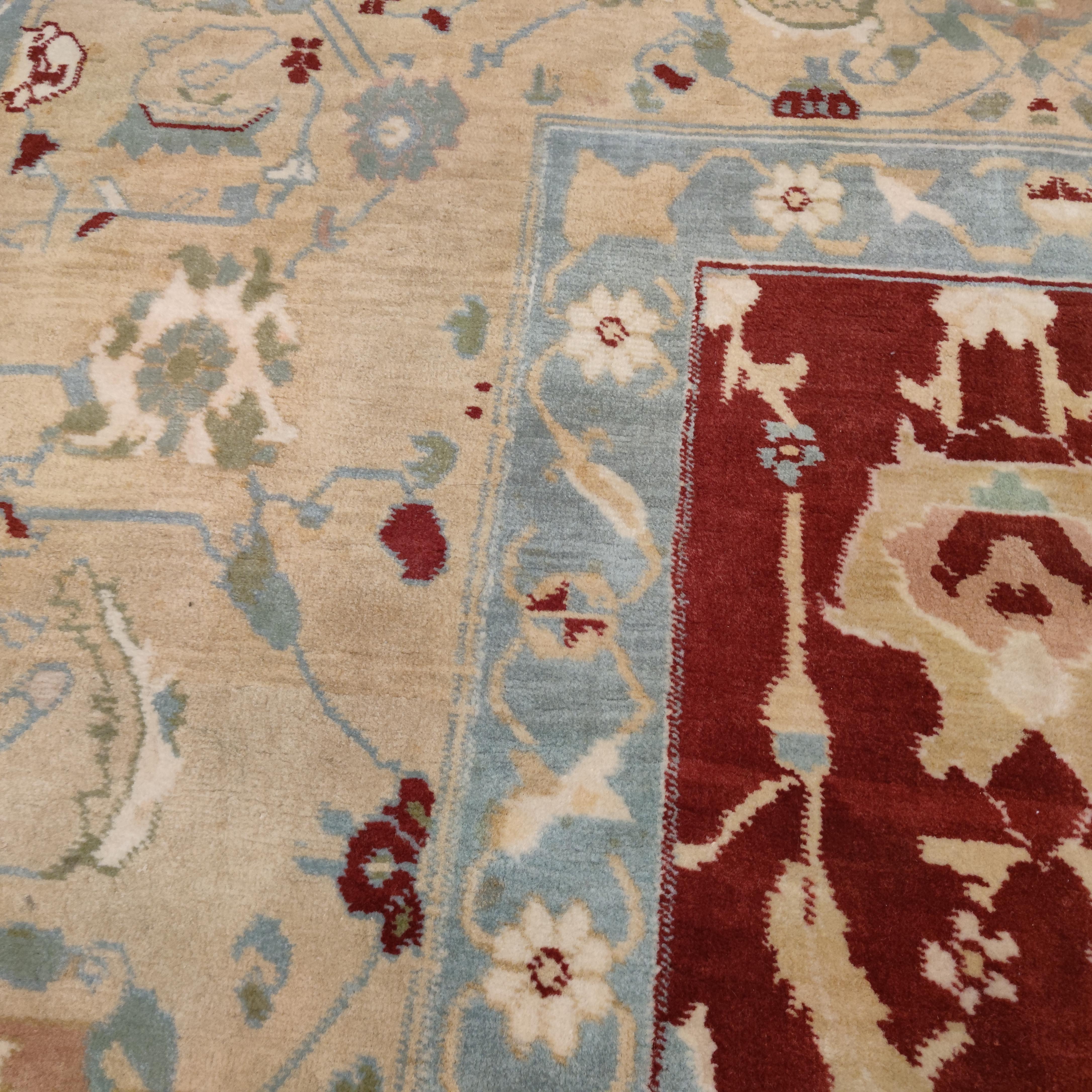 Burgunderroter Agra-Teppich im Vintage-Stil mit verschnörkelten Blättern und Palmetten (Indisch) im Angebot