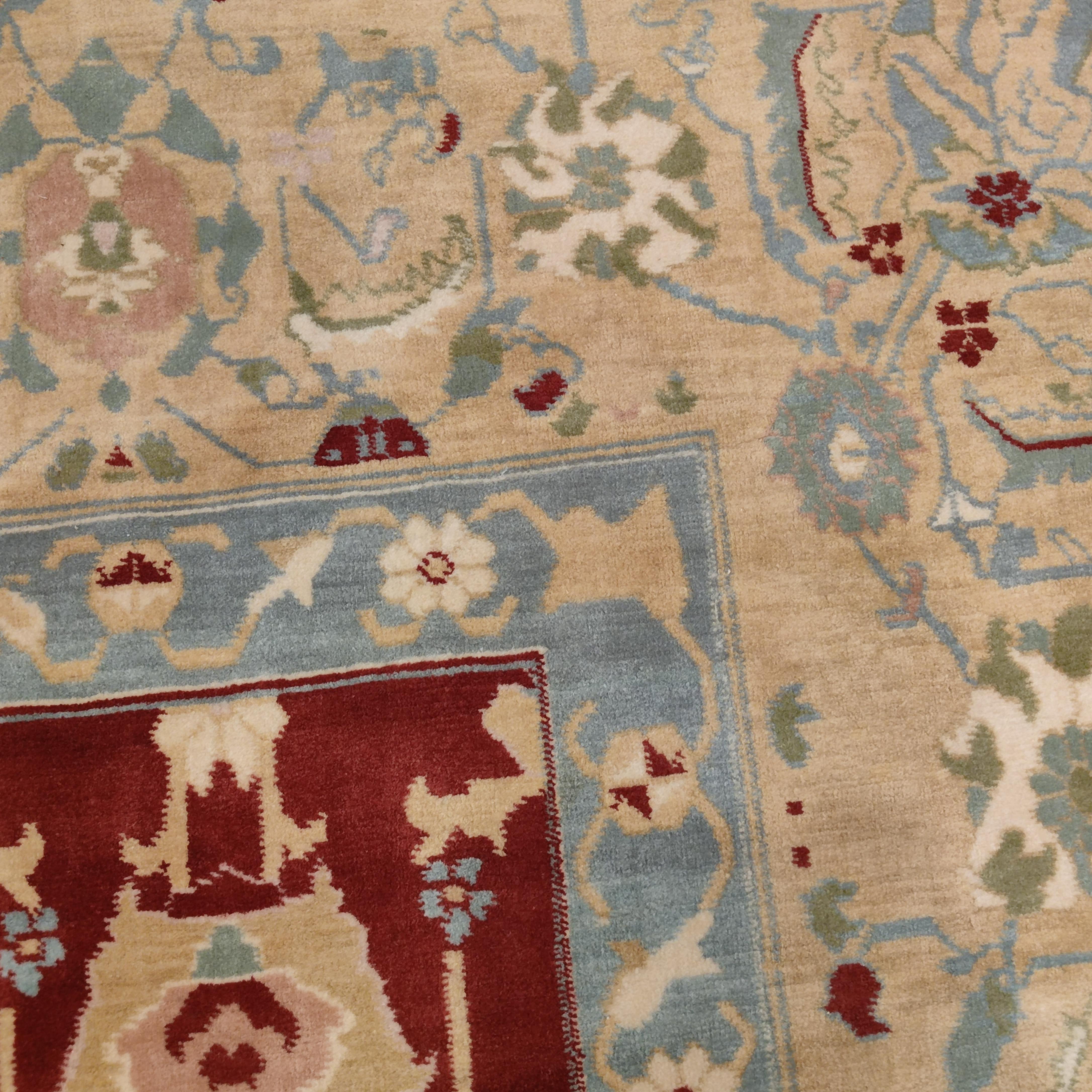 Burgunderroter Agra-Teppich im Vintage-Stil mit verschnörkelten Blättern und Palmetten (Handgeknüpft) im Angebot