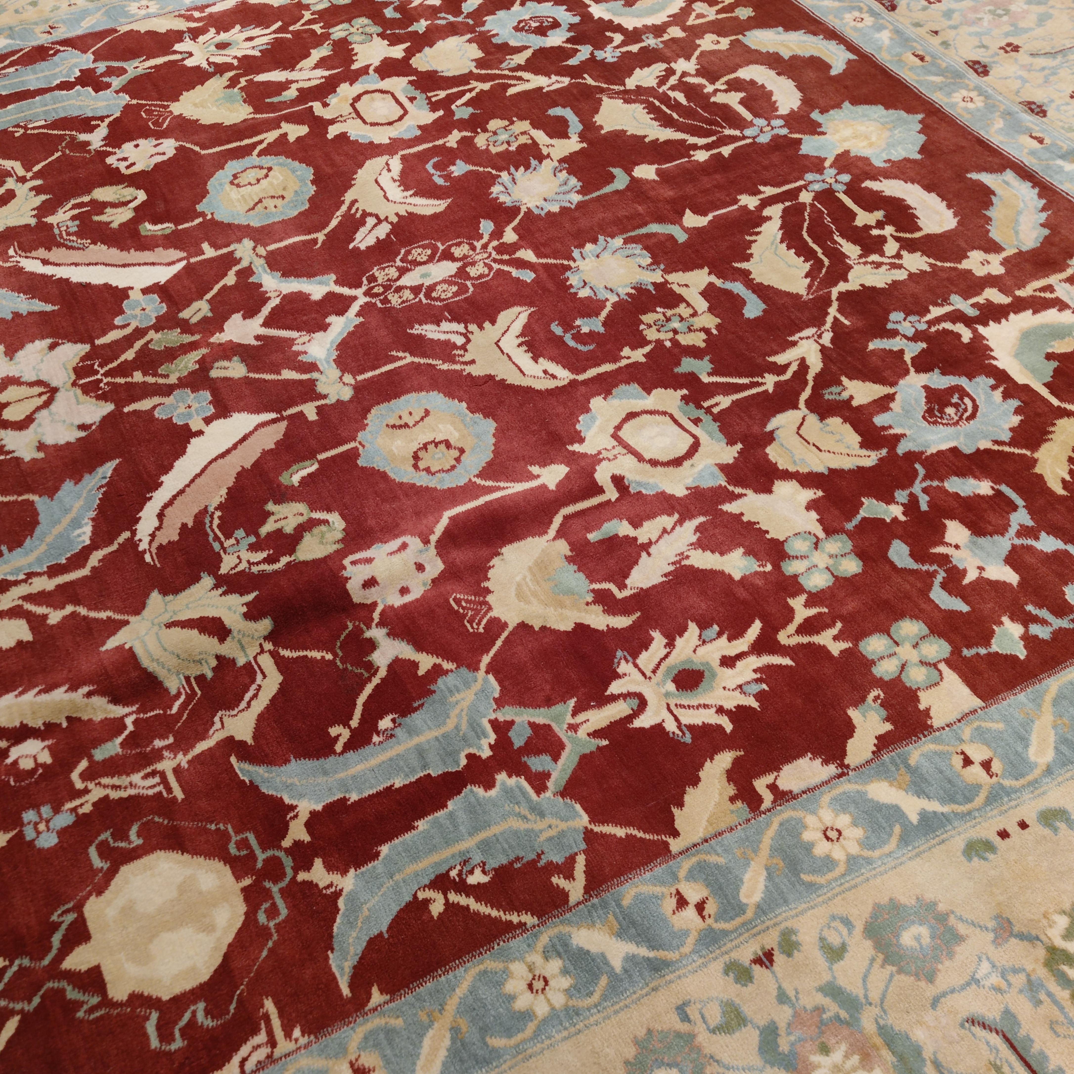 Burgunderroter Agra-Teppich im Vintage-Stil mit verschnörkelten Blättern und Palmetten (Ende des 20. Jahrhunderts) im Angebot