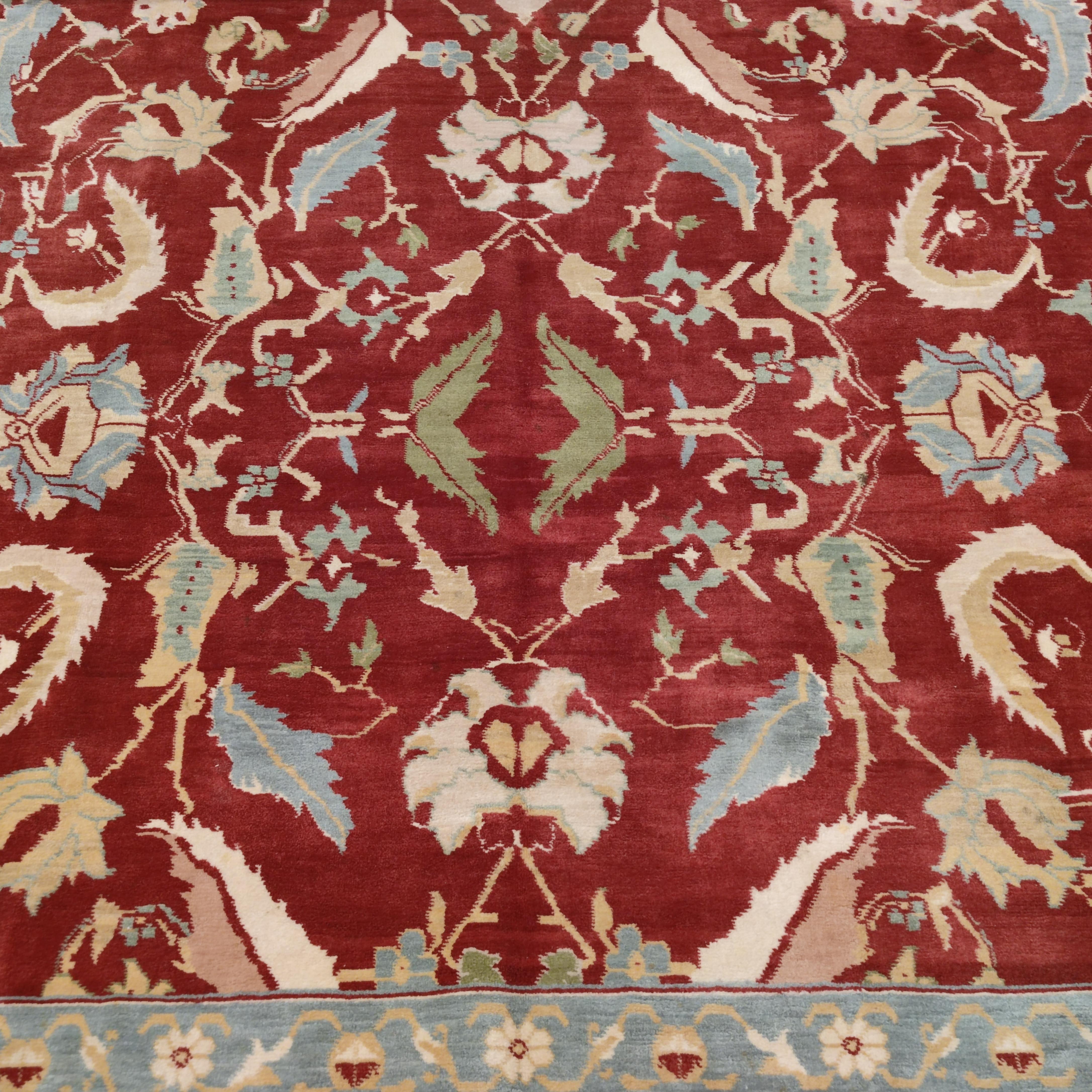 Burgunderroter Agra-Teppich im Vintage-Stil mit verschnörkelten Blättern und Palmetten (Wolle) im Angebot