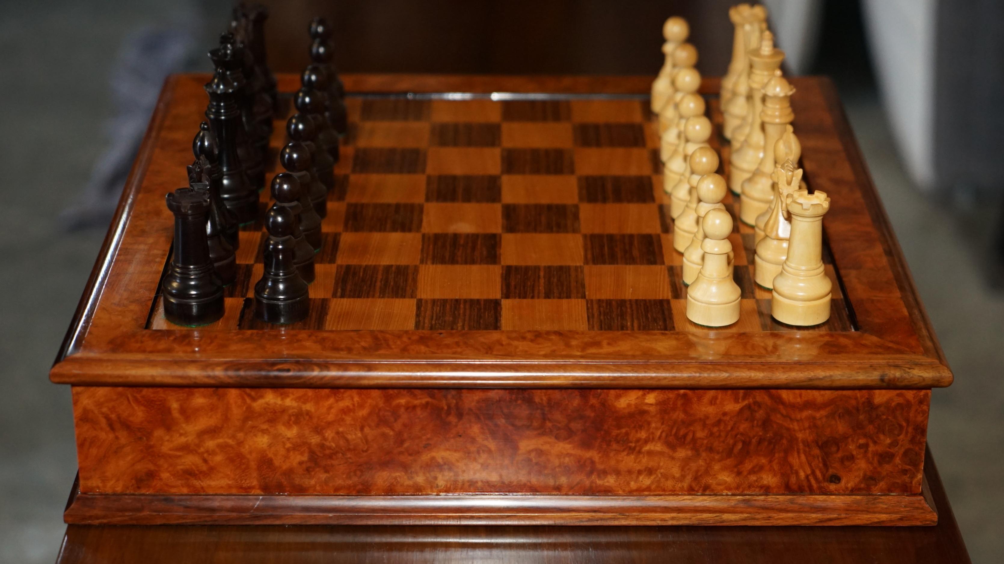 FINE VINTAGE BURR WALNUT VELVET DRAWER CHESSBOARD & MATCHiNG STAUNTON CHESS SET in vendita 2