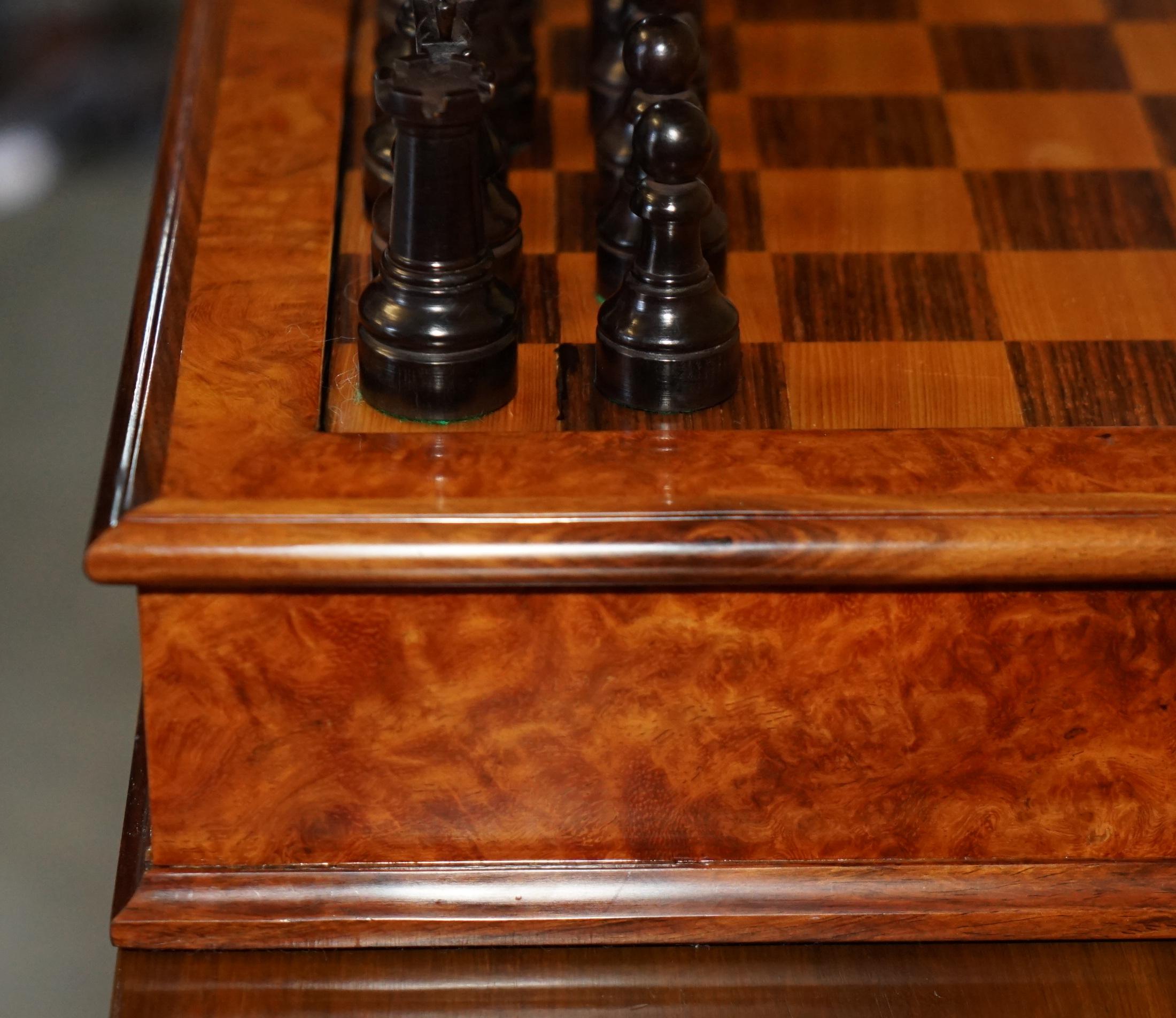 FINE VINTAGE BURR WALNUT VELVET DRAWER CHESSBOARD & MATCHiNG STAUNTON CHESS SET in vendita 3