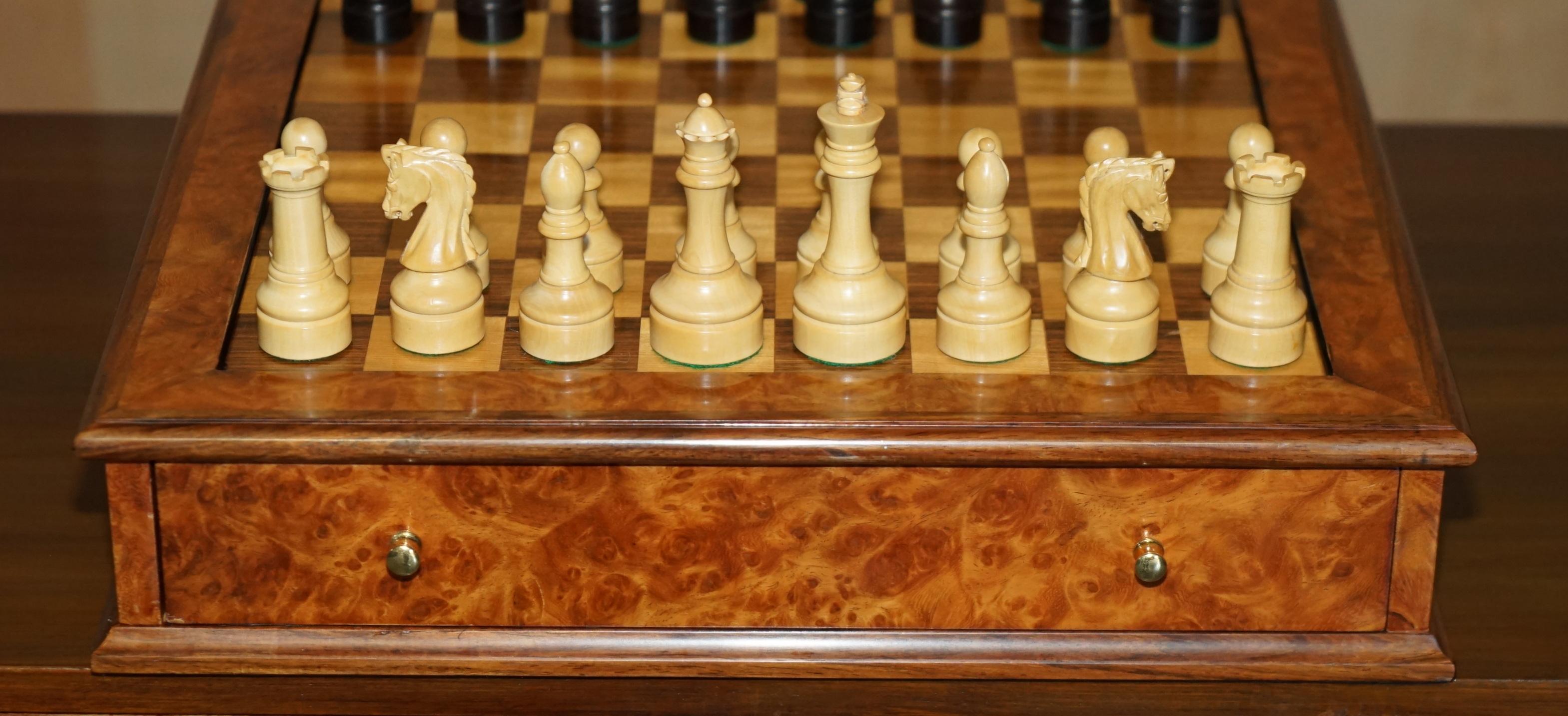 FINE VINTAGE BURR WALNUT VELVET DRAWER CHESSBOARD & MATCHiNG STAUNTON CHESS SET in vendita 4