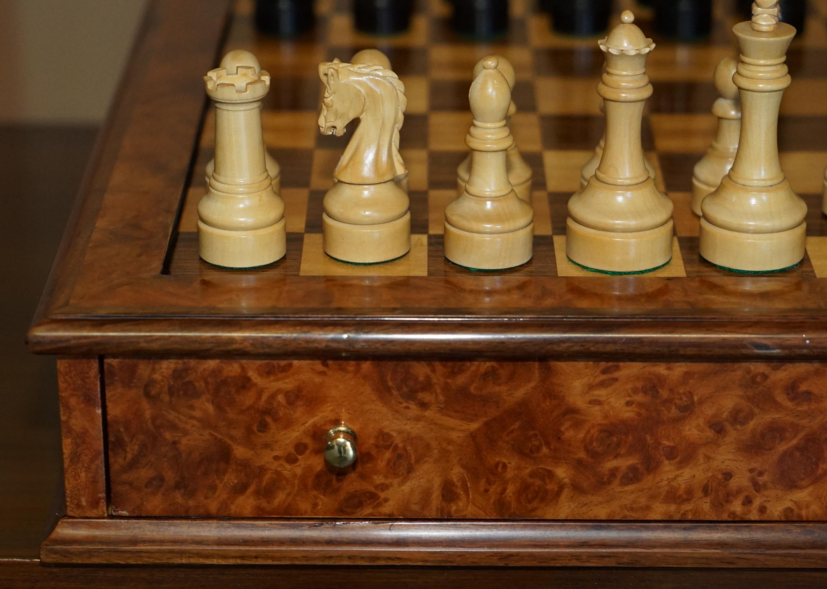 FINE VINTAGE BURR WALNUT VELVET DRAWER CHESSBOARD & MATCHiNG STAUNTON CHESS SET in vendita 5