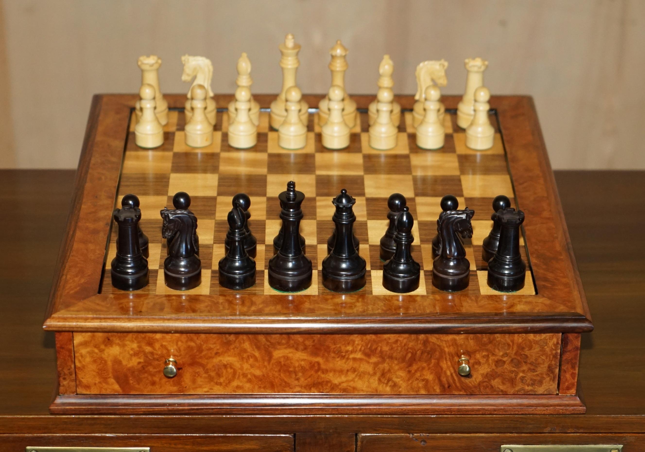 Casa Reale Antiquariato

Royal House Antiques è lieta di offrire in vendita questa deliziosa scacchiera d'epoca in radica di noce con cassetti rivestiti in velluto e set di scacchi vintage di grandi dimensioni di House of Staunton.

La radica di