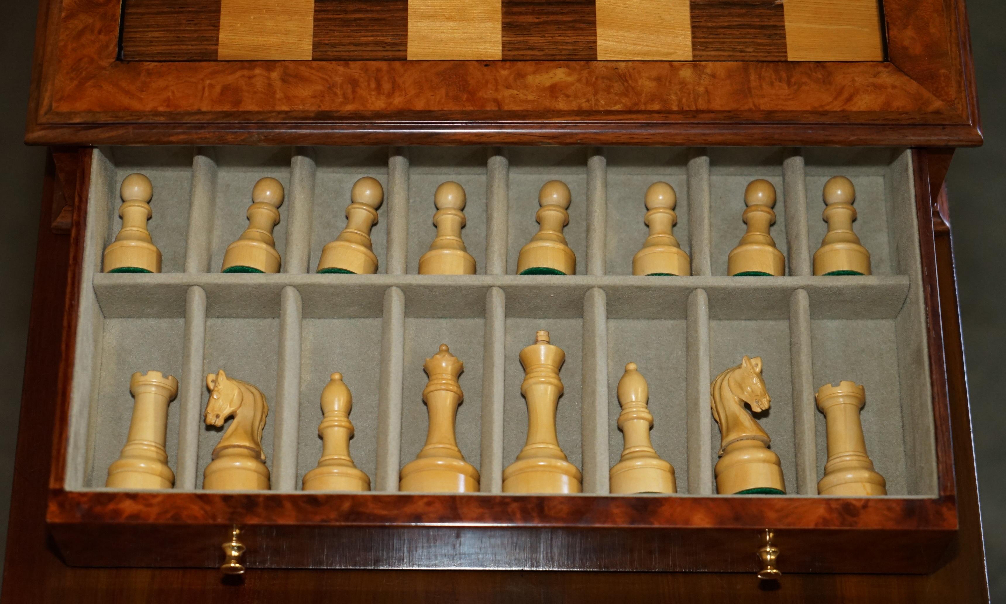 FINE VINTAGE BURR WALNUT VELVET DRAWER CHESSBOARD & MATCHiNG STAUNTON CHESS SET in vendita 12