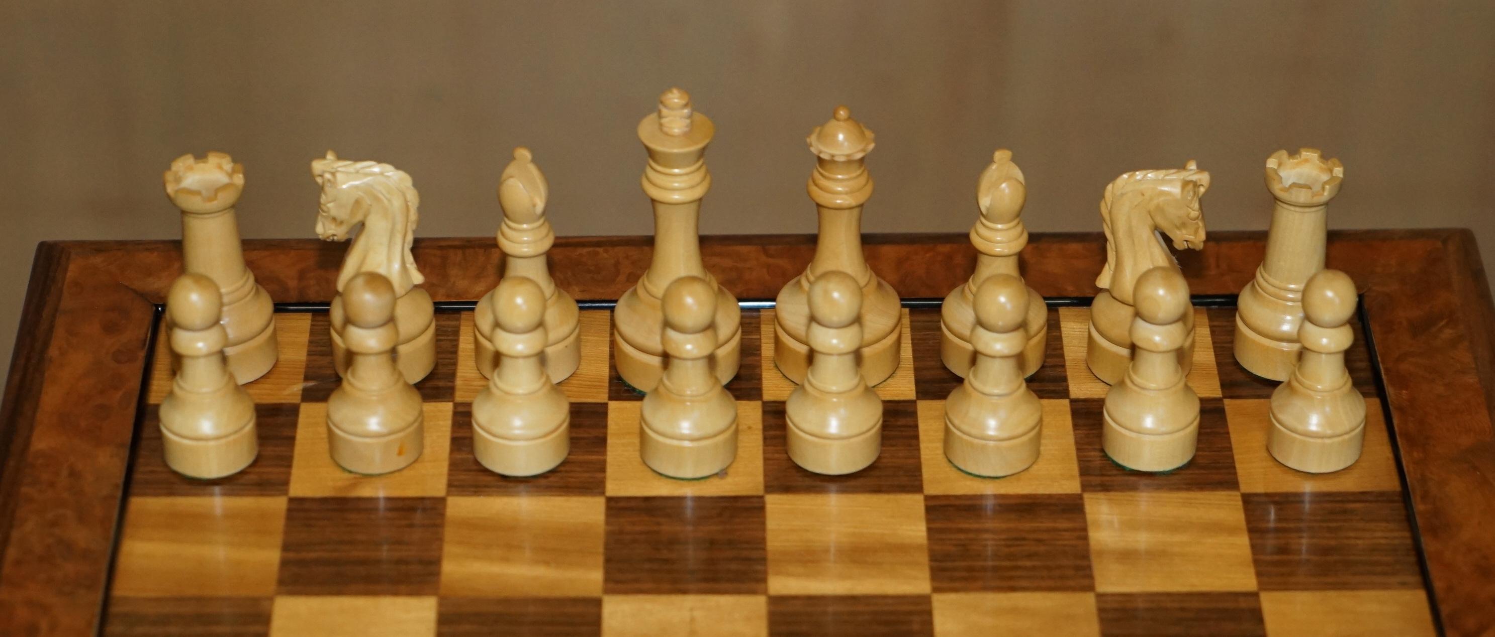 Pieno vittoriano FINE VINTAGE BURR WALNUT VELVET DRAWER CHESSBOARD & MATCHiNG STAUNTON CHESS SET in vendita