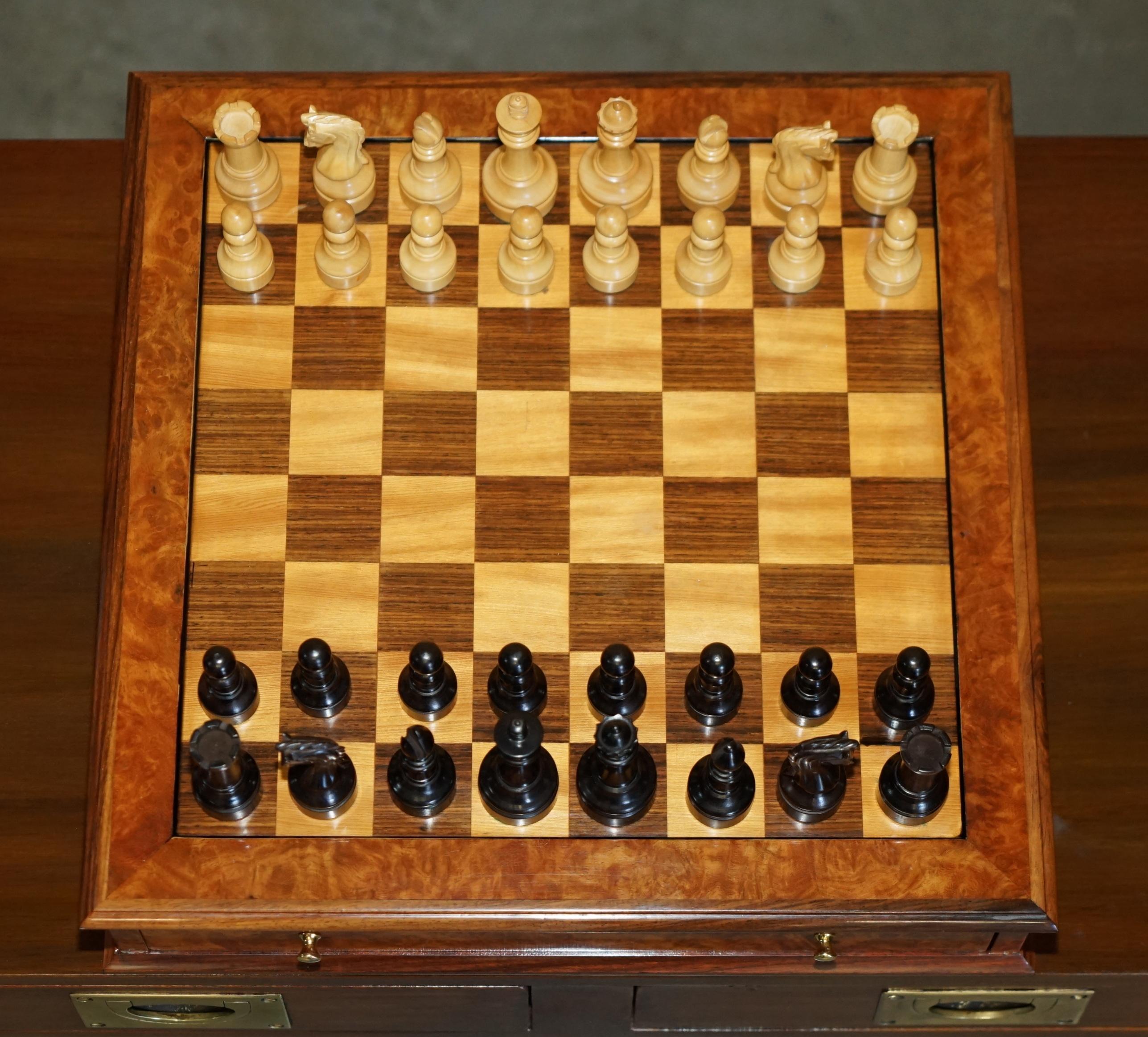 Inglese FINE VINTAGE BURR WALNUT VELVET DRAWER CHESSBOARD & MATCHiNG STAUNTON CHESS SET in vendita