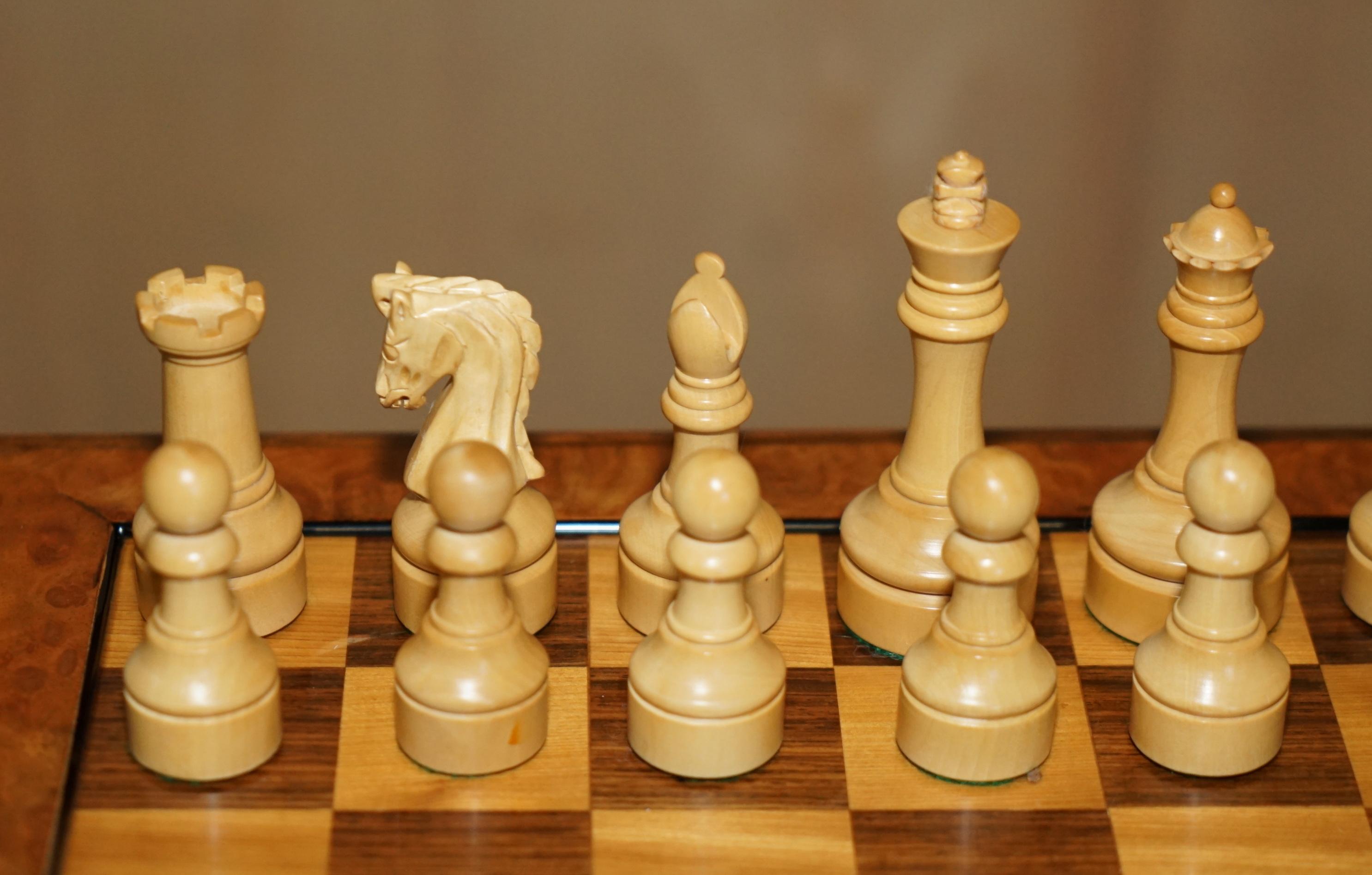 Fatto a mano FINE VINTAGE BURR WALNUT VELVET DRAWER CHESSBOARD & MATCHiNG STAUNTON CHESS SET in vendita