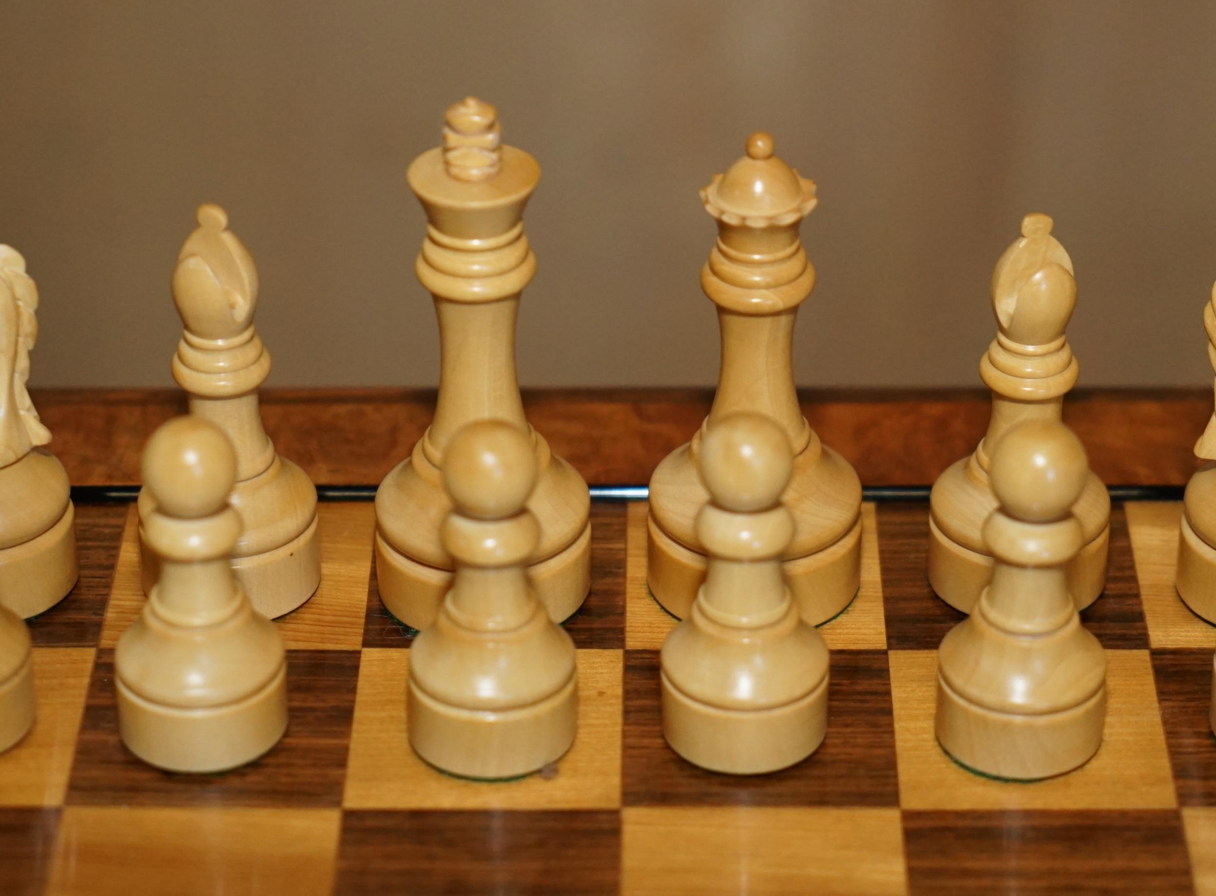 FINE VINTAGE BURR WALNUT VELVET DRAWER CHESSBOARD & MATCHiNG STAUNTON CHESS SET In condizioni buone in vendita a West Sussex, Pulborough