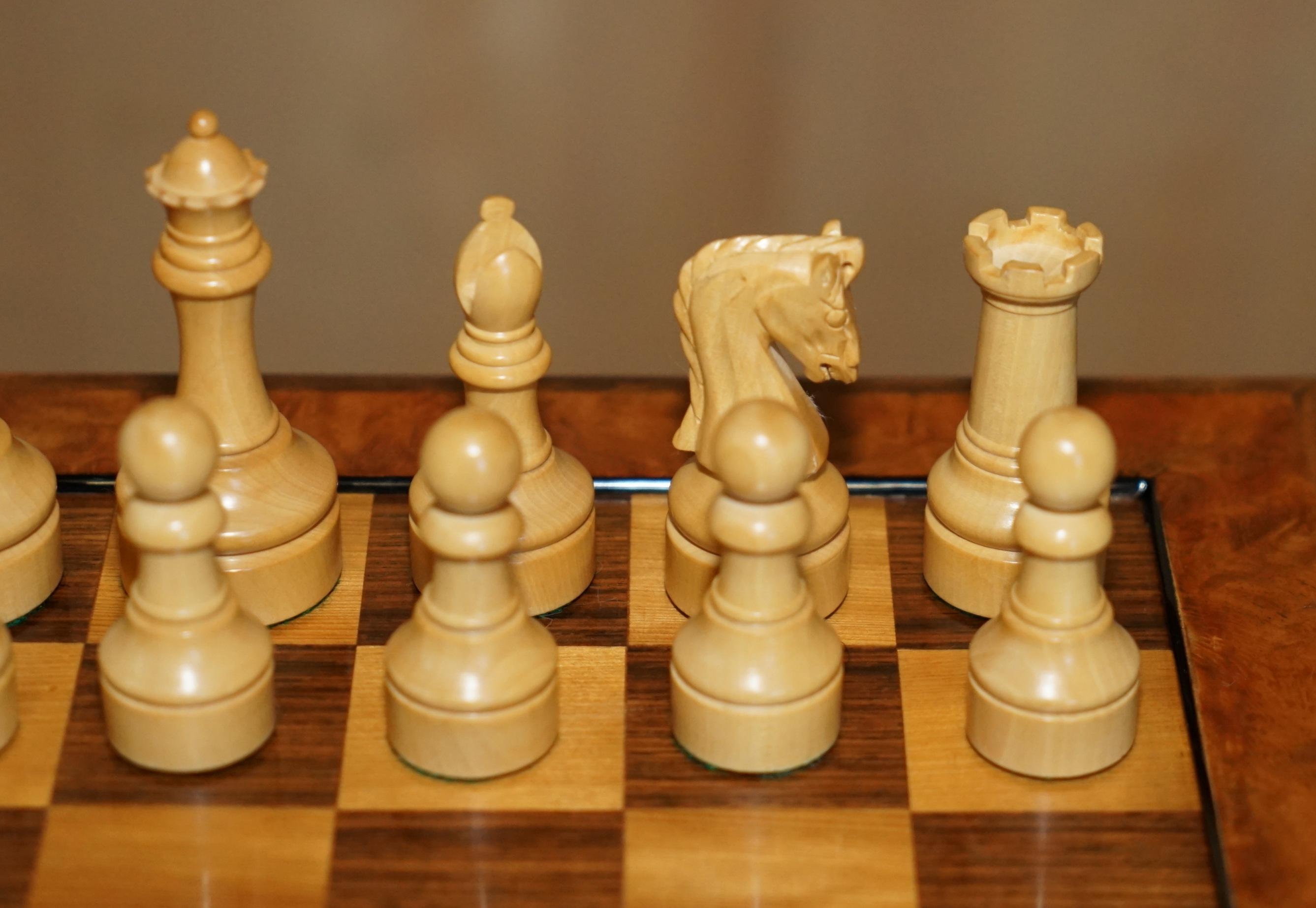 XX secolo FINE VINTAGE BURR WALNUT VELVET DRAWER CHESSBOARD & MATCHiNG STAUNTON CHESS SET in vendita