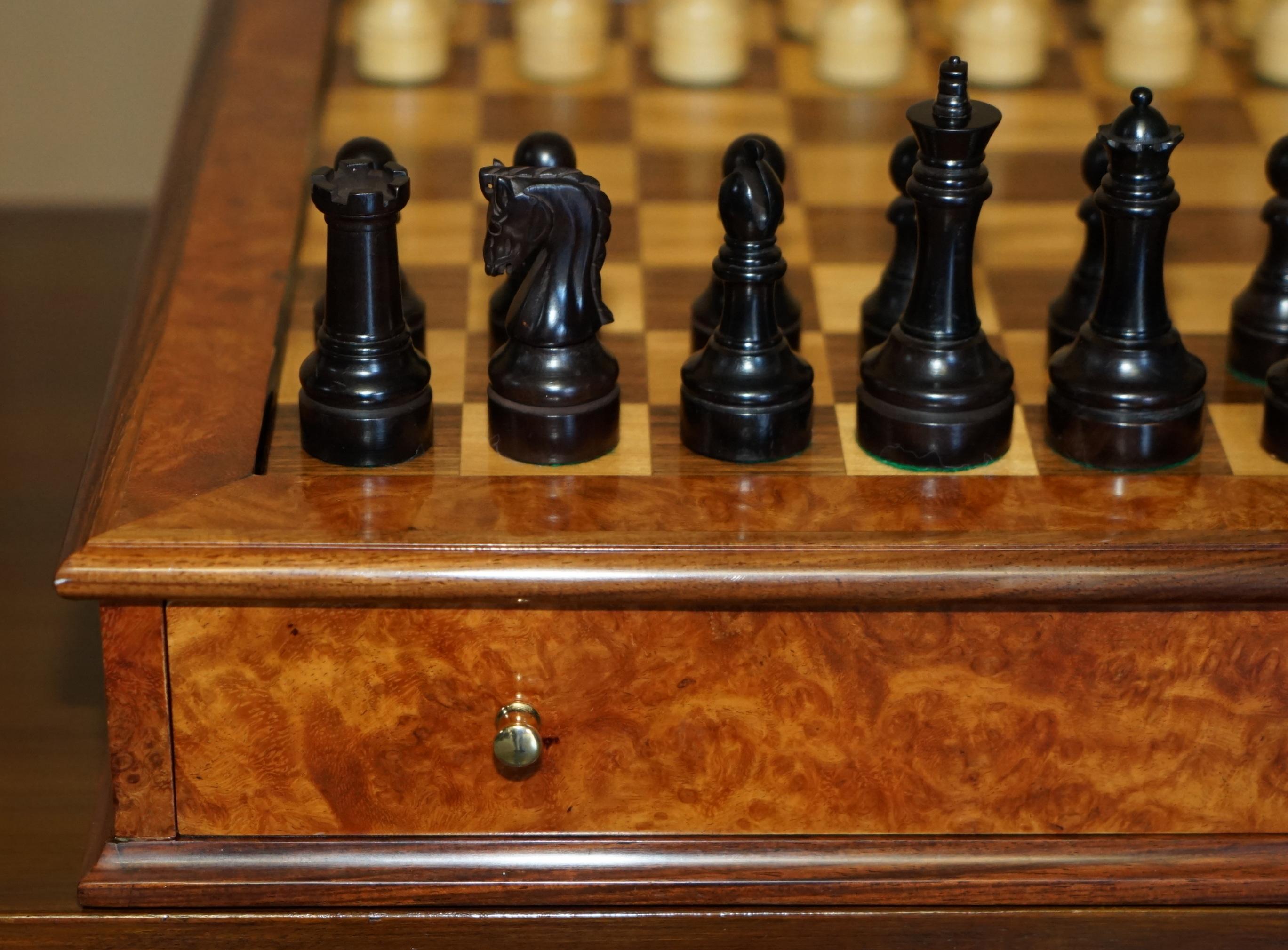 Noce FINE VINTAGE BURR WALNUT VELVET DRAWER CHESSBOARD & MATCHiNG STAUNTON CHESS SET in vendita