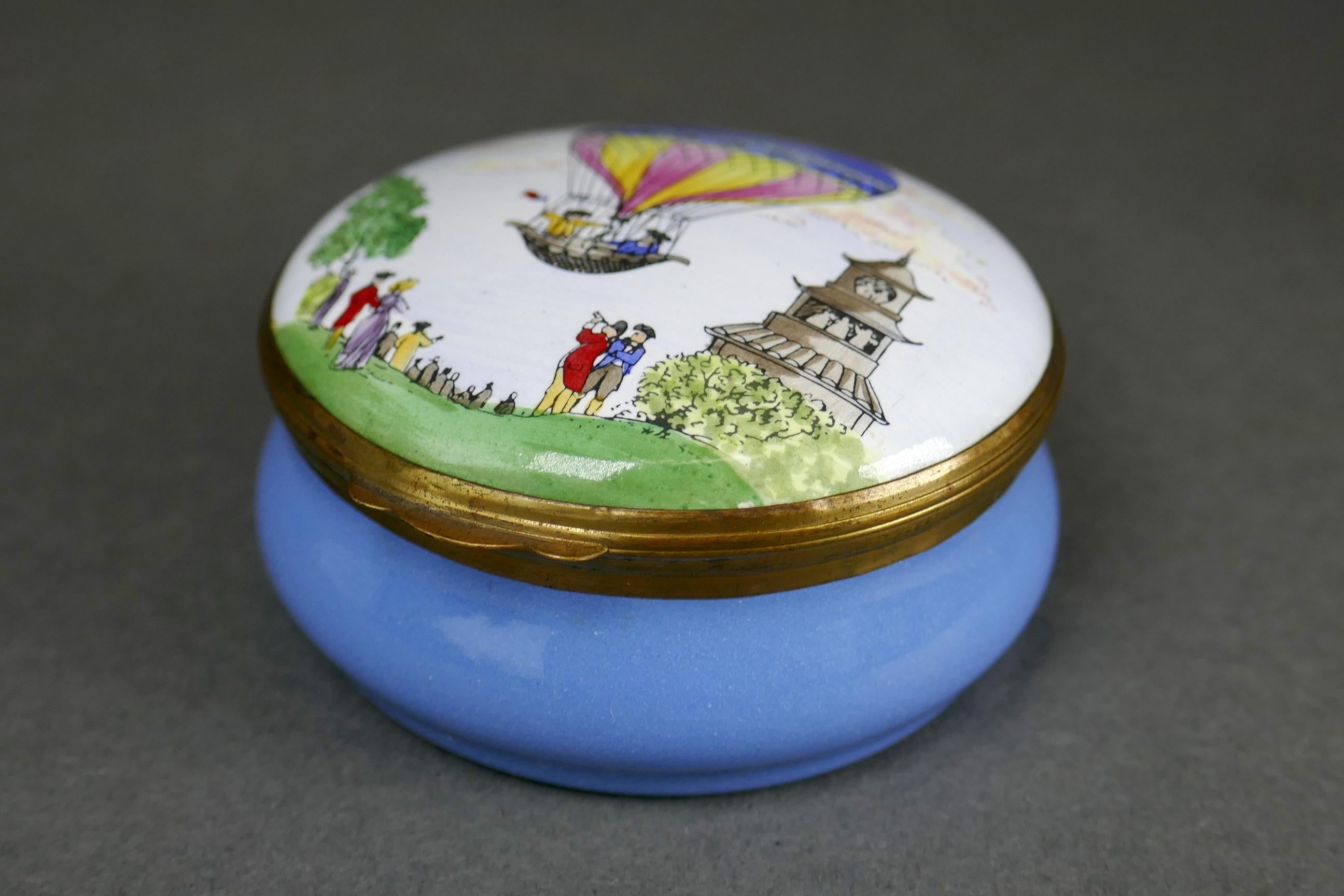 Boîte en émail de Bilston Battersea, scène victorienne de montgolfière en vente 5