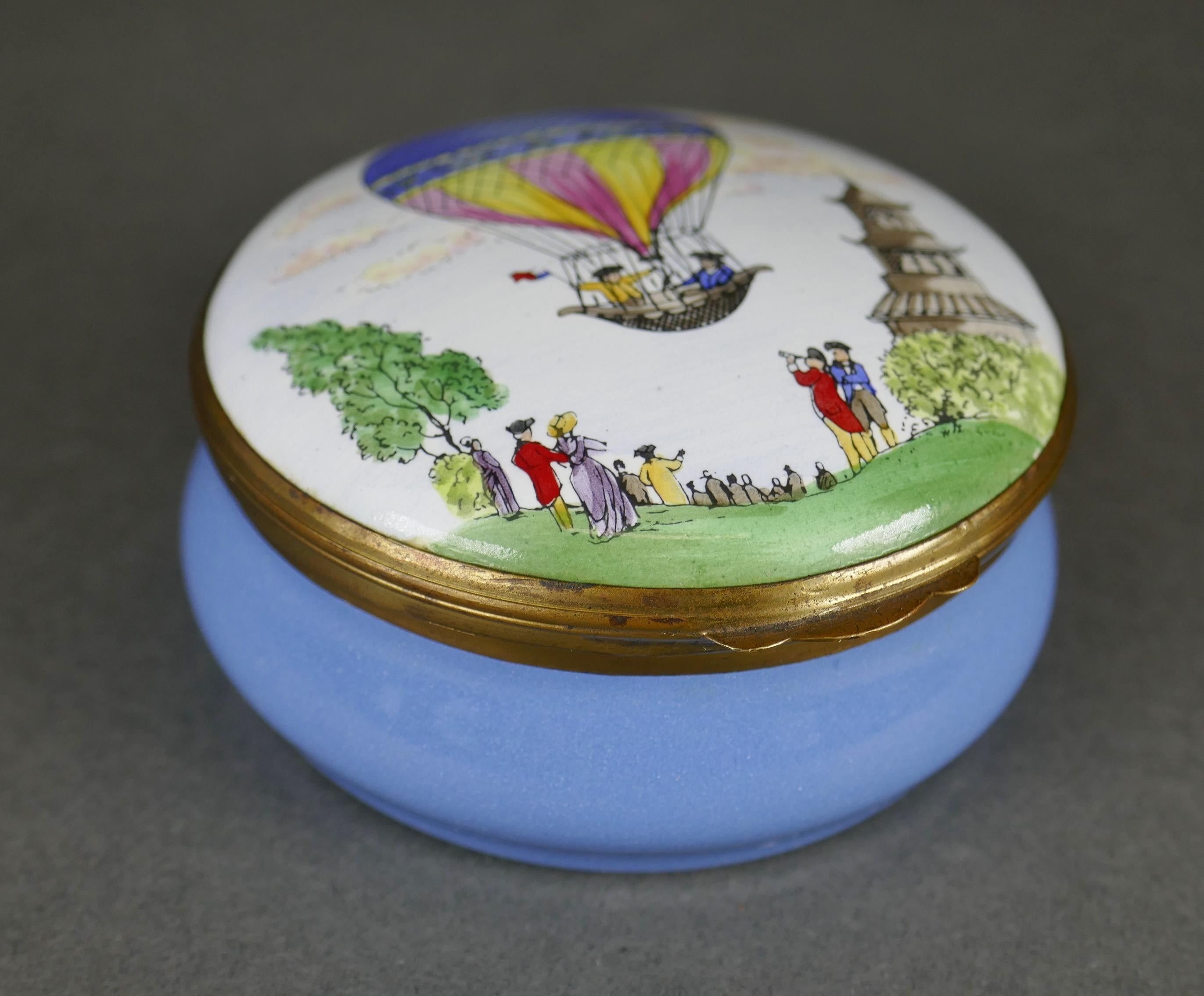 Boîte à bibelots vintage en émail peint à la main par Crummles & Co. La pièce représente une scène de ballon victorien. 